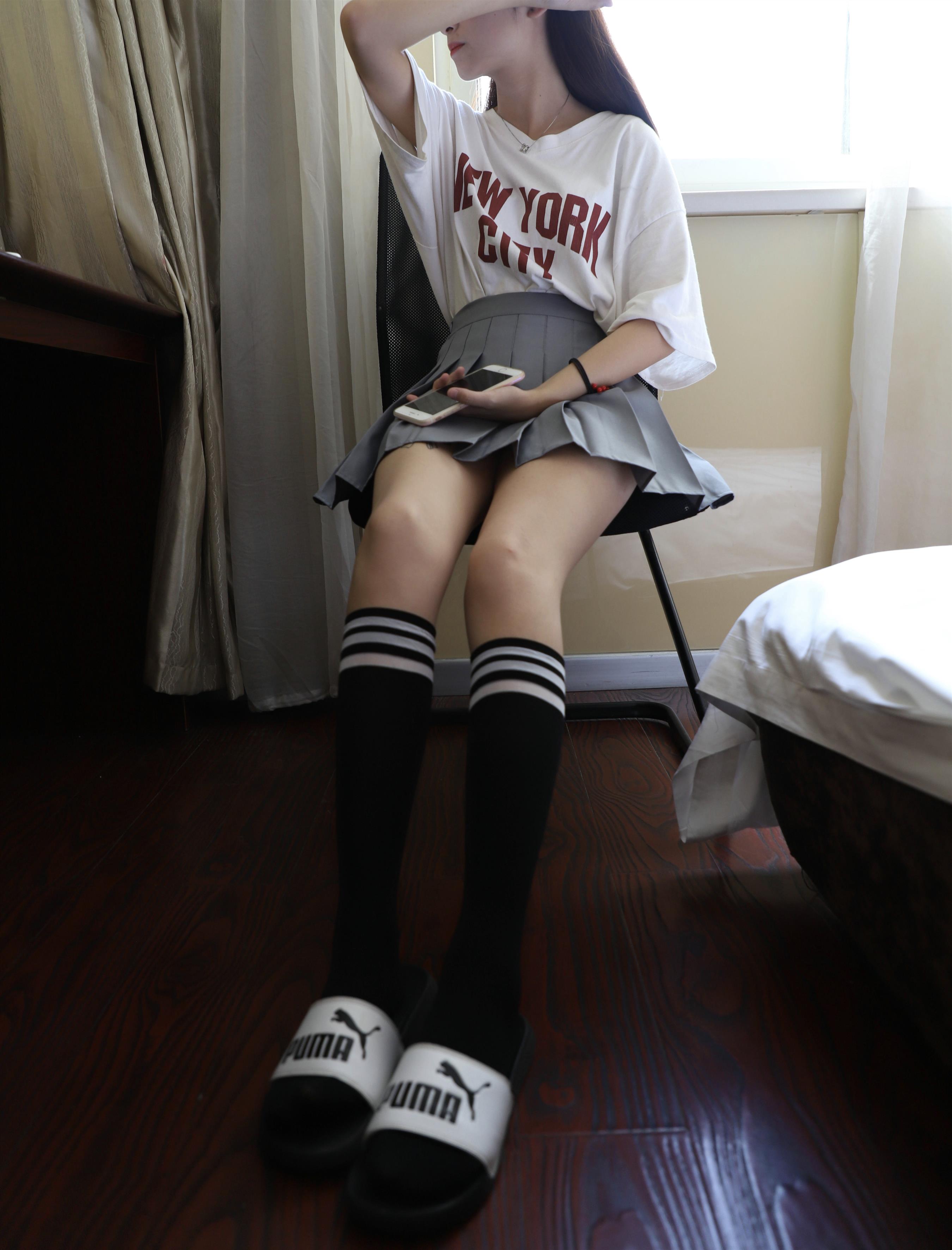 《板鞋の长黑袜脚丫》作品图