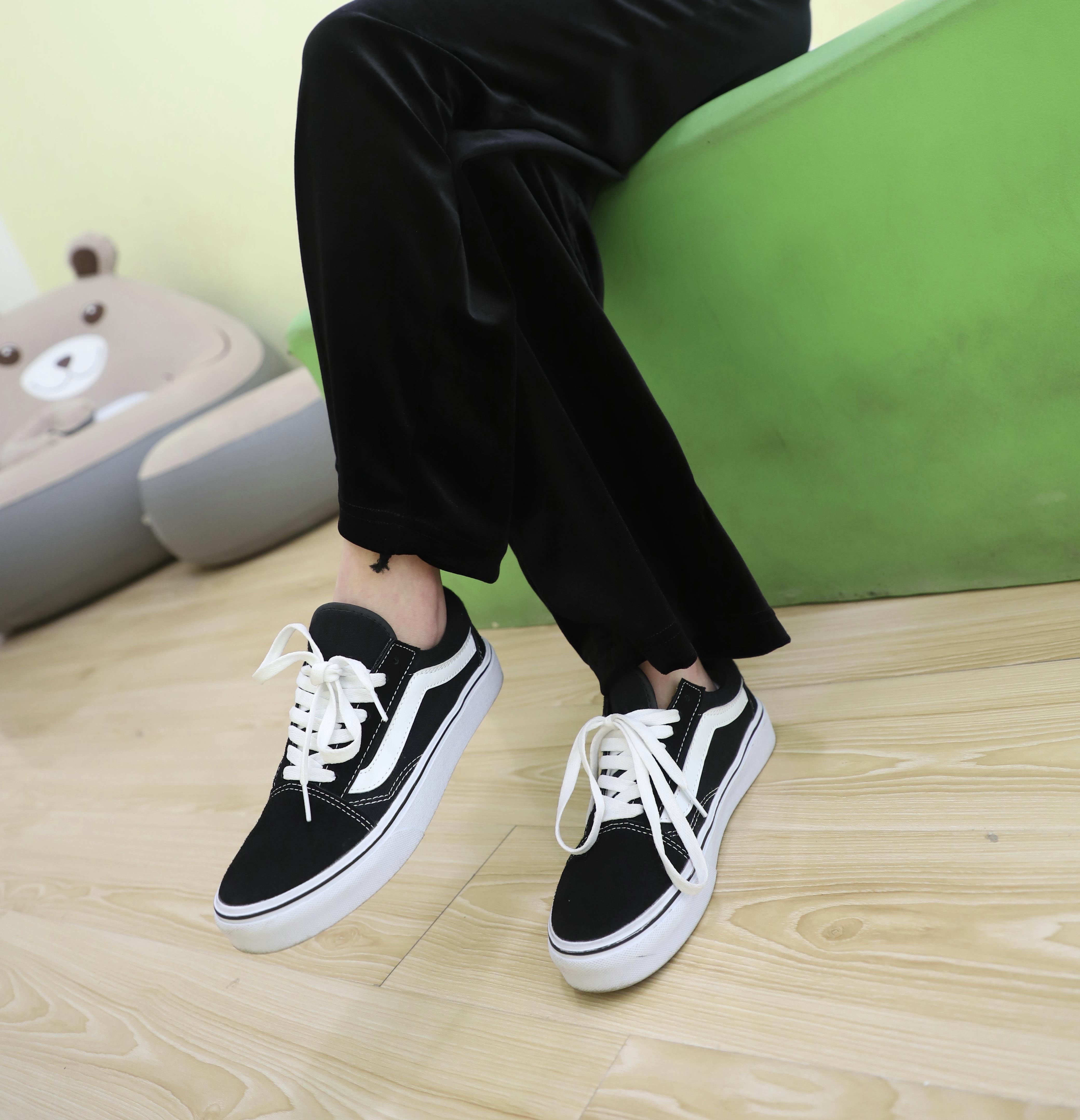 《黑色休闲装の布鞋棉袜脚》作品图