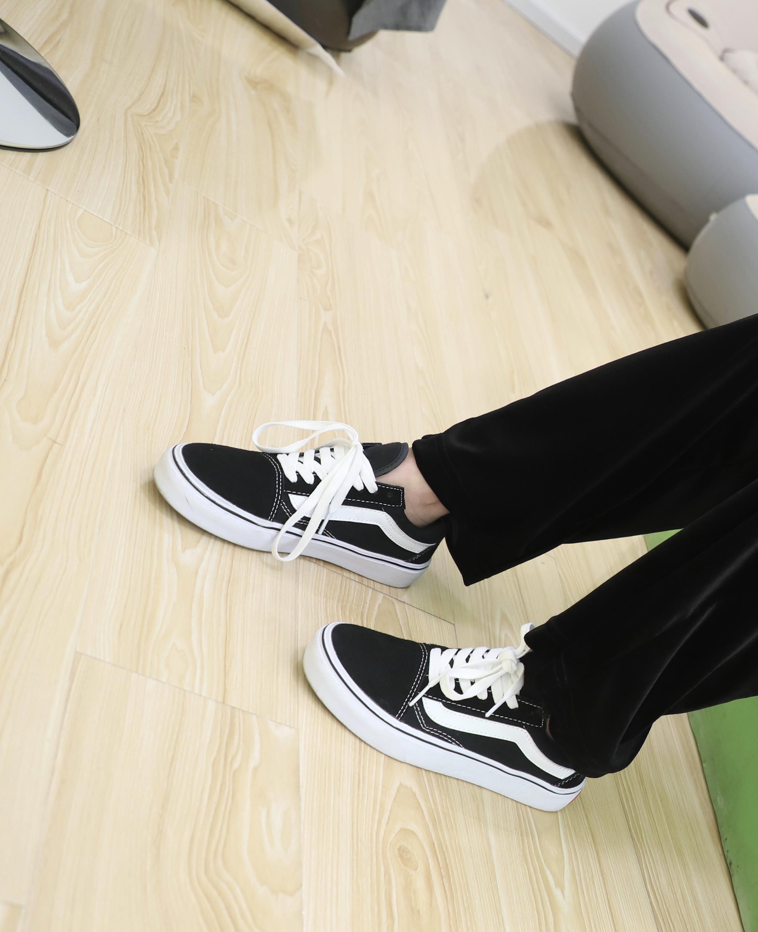 《黑色休闲装の布鞋棉袜脚》作品图