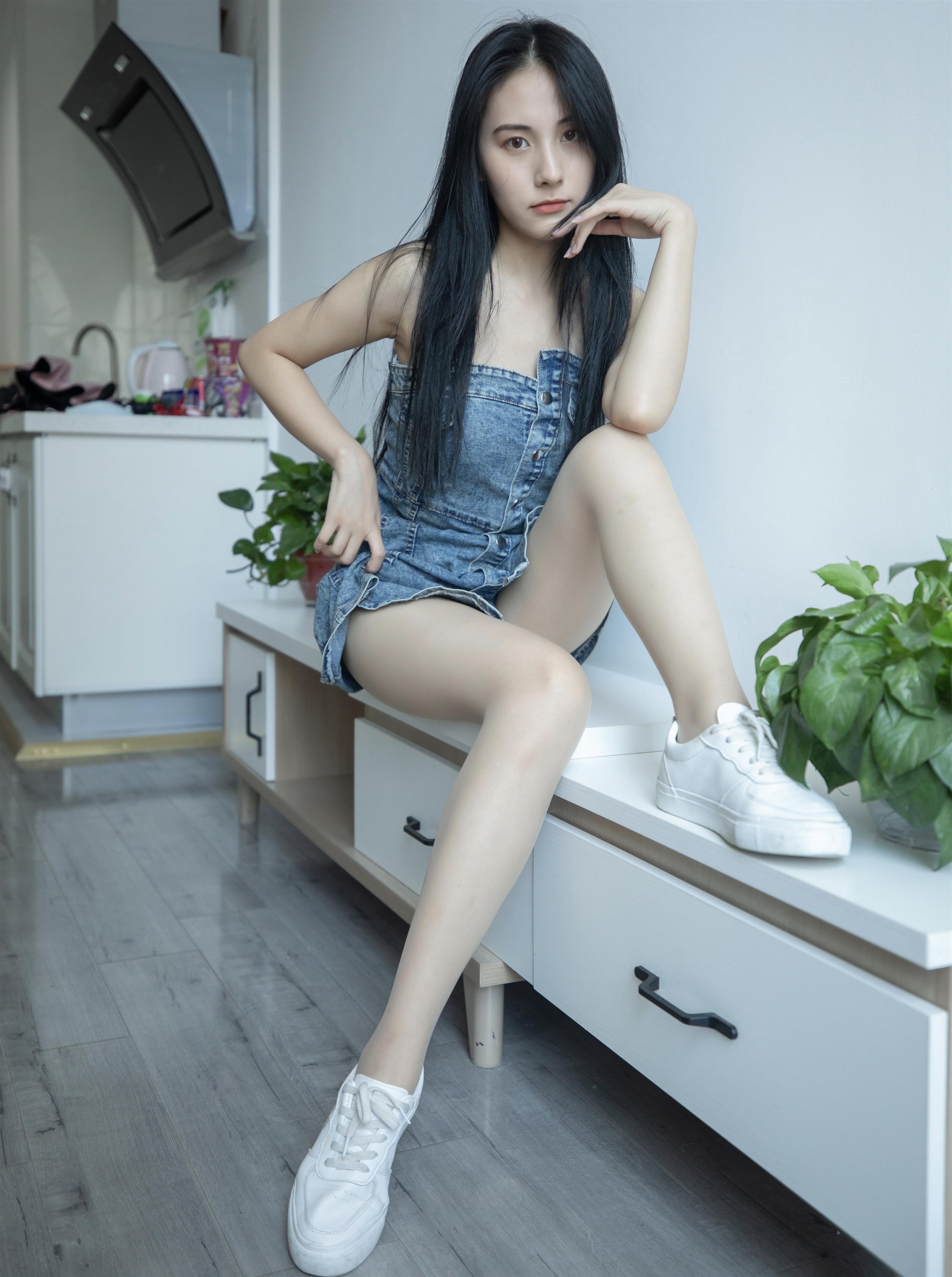 《牛仔裙の丝脚丫》作品图