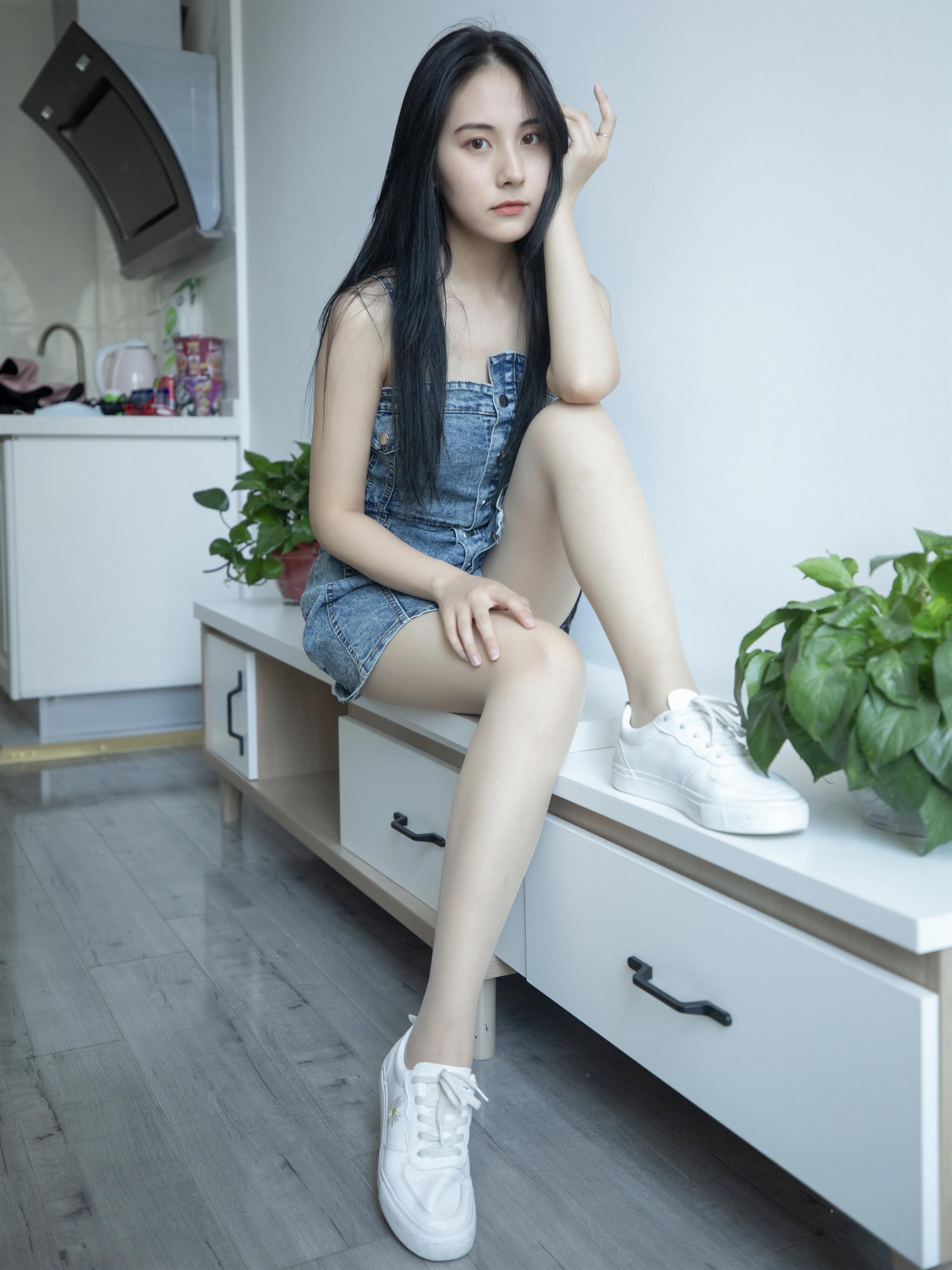 《牛仔裙の丝脚丫》作品图