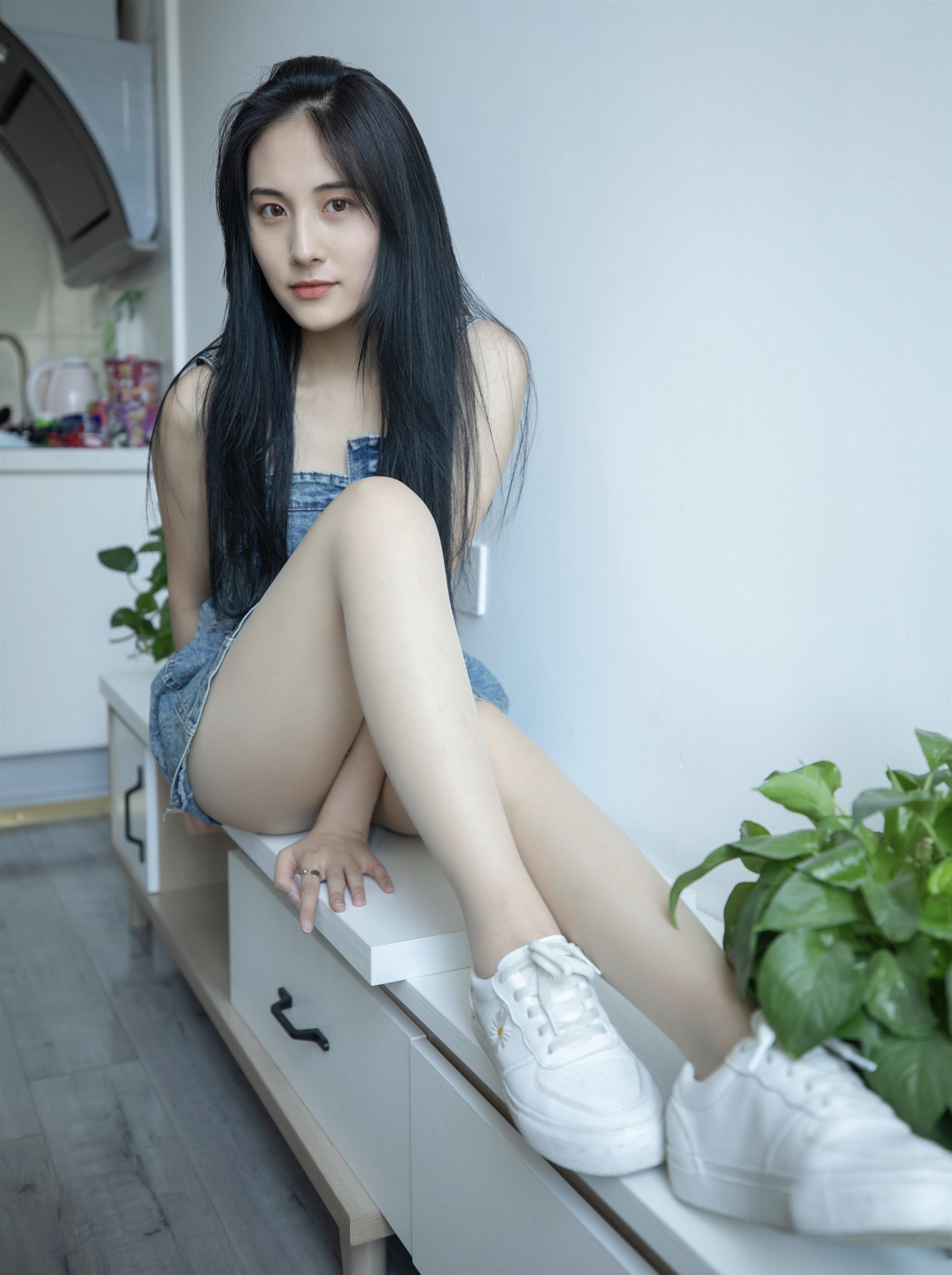 《牛仔裙の丝脚丫》作品图