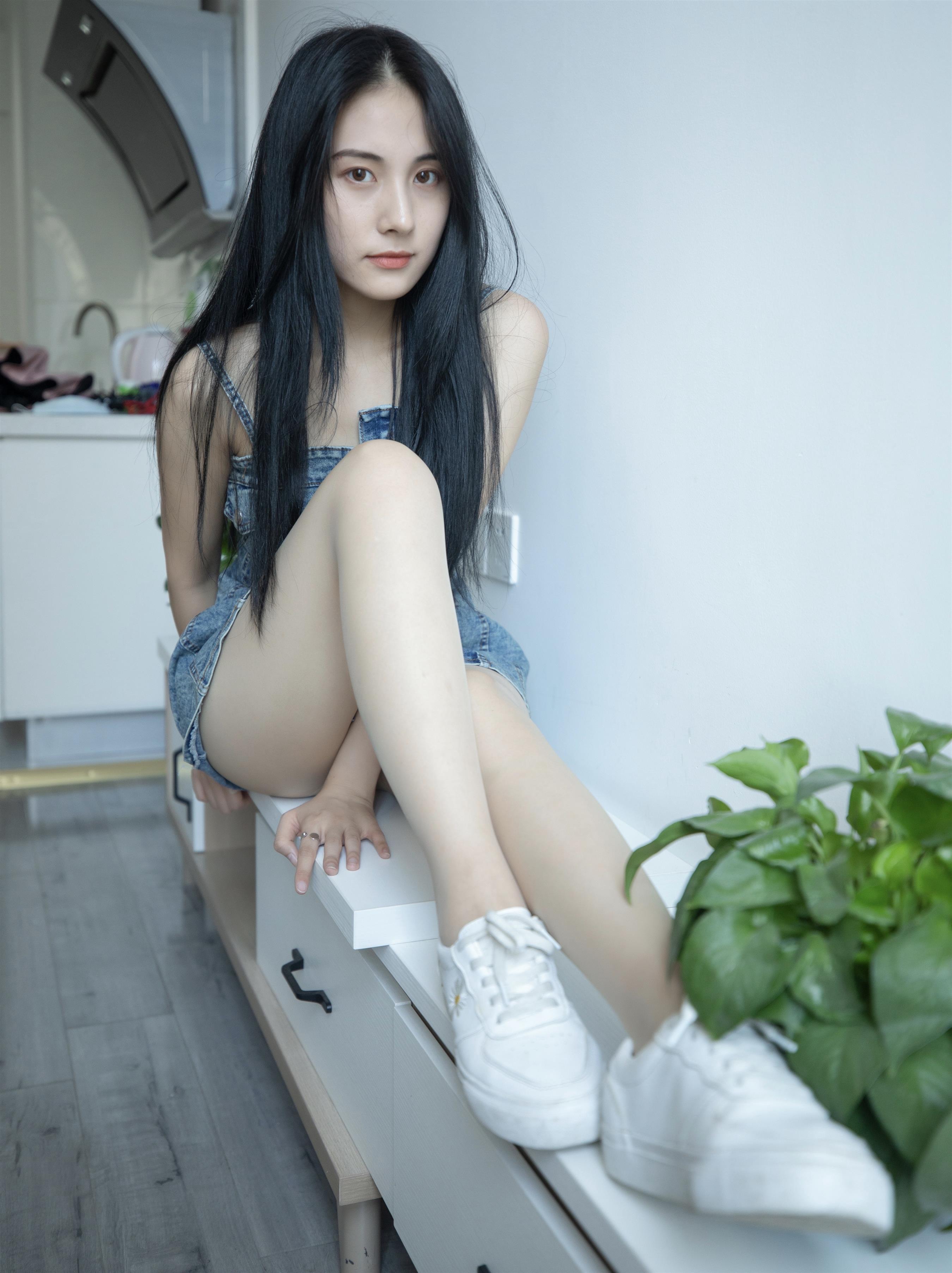 《牛仔裙の丝脚丫》作品图