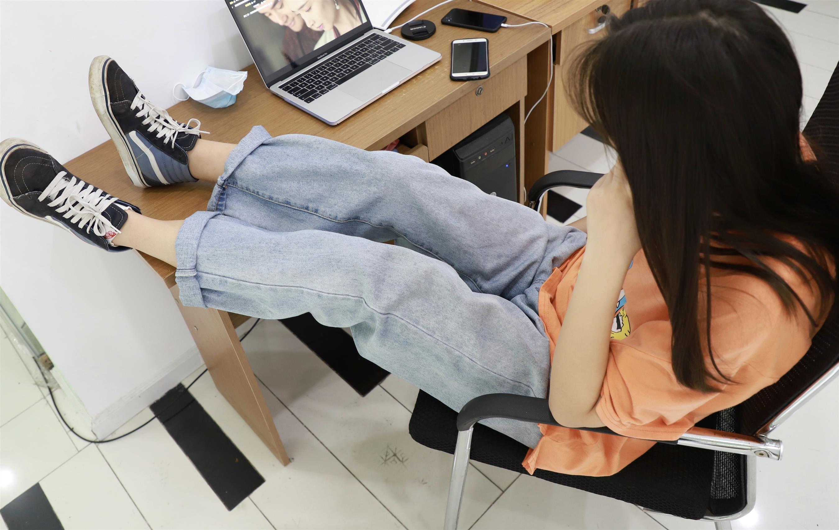 《电脑桌上的棉袜脚丫》作品图