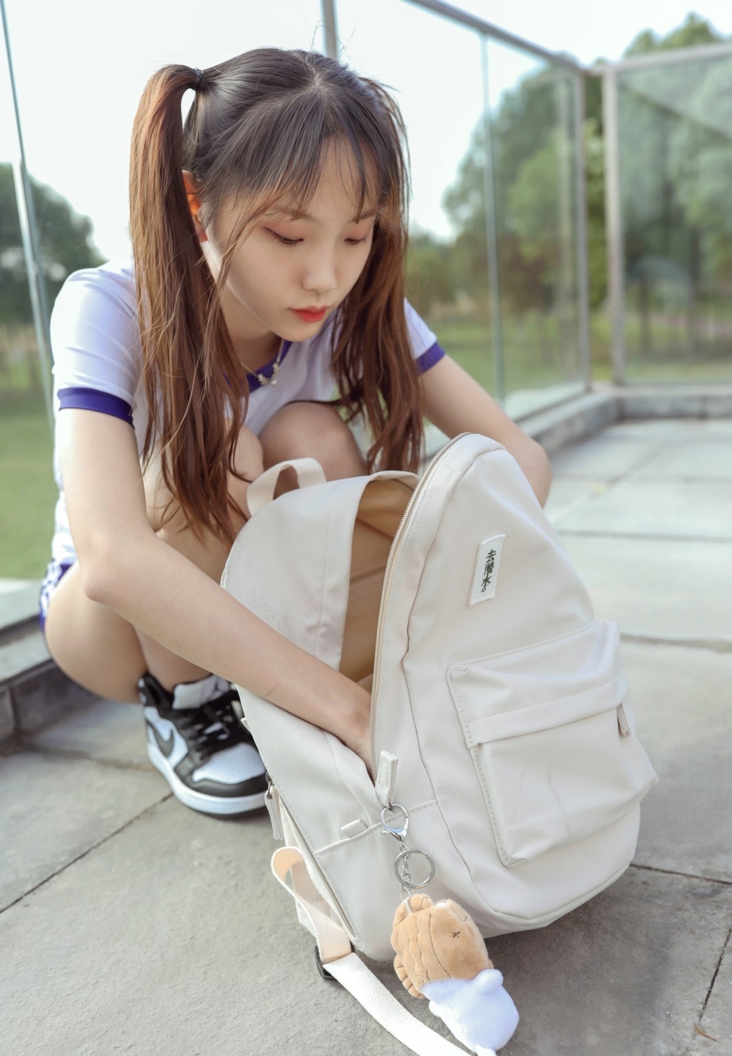 《嫩足踏青》作品图