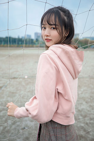 操场上的少女