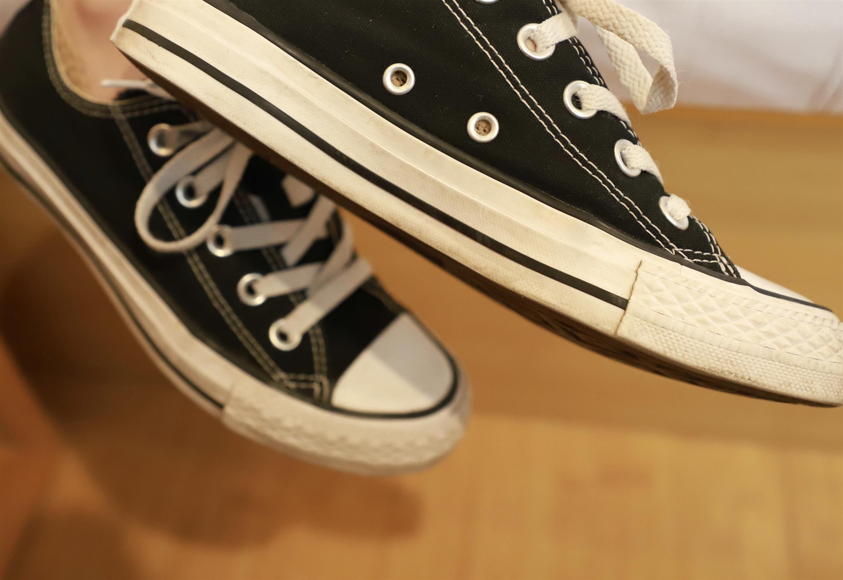 《旅馆越拍帆布鞋の船袜脚丫》作品图