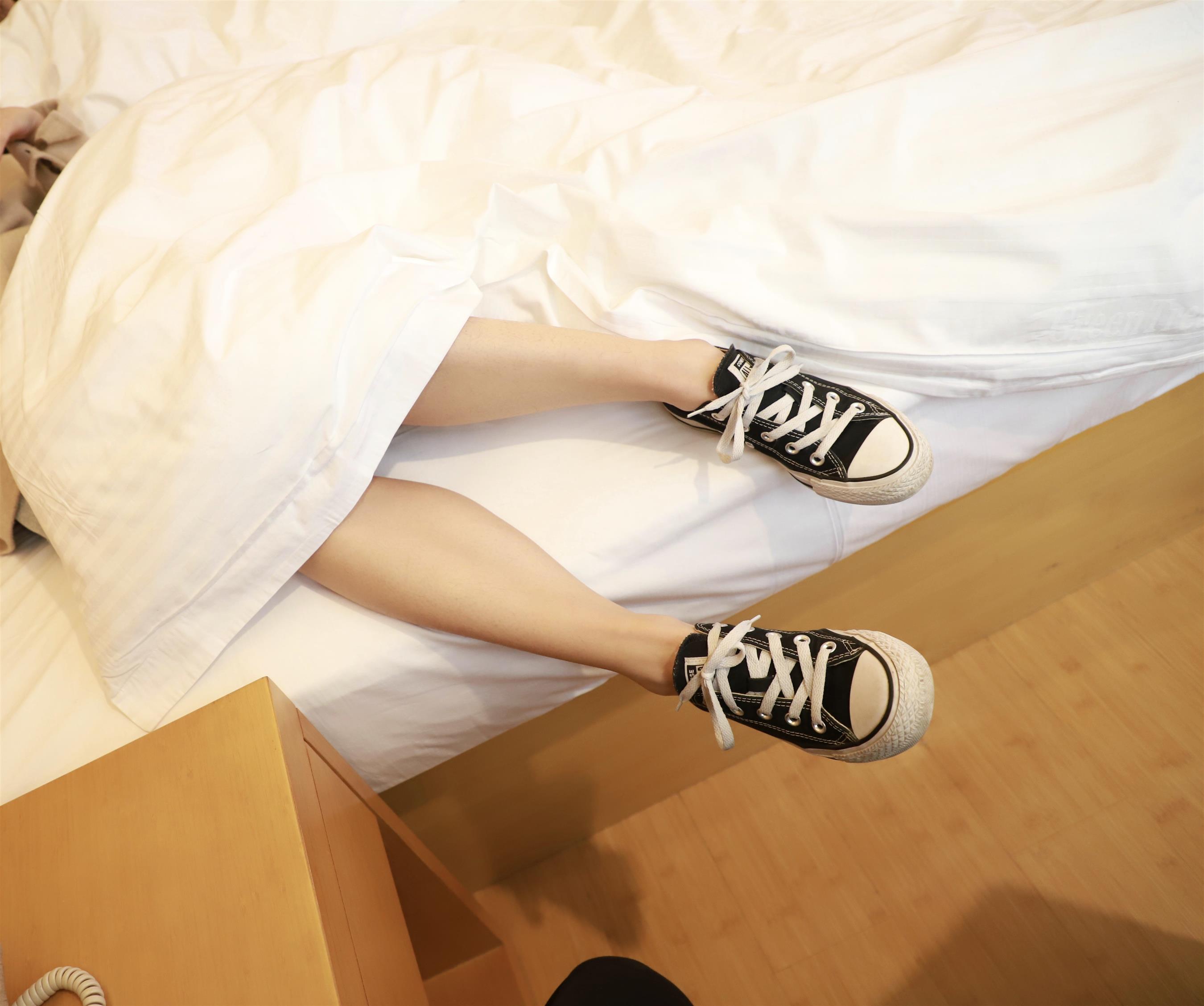 《旅馆越拍帆布鞋の船袜脚丫》作品图