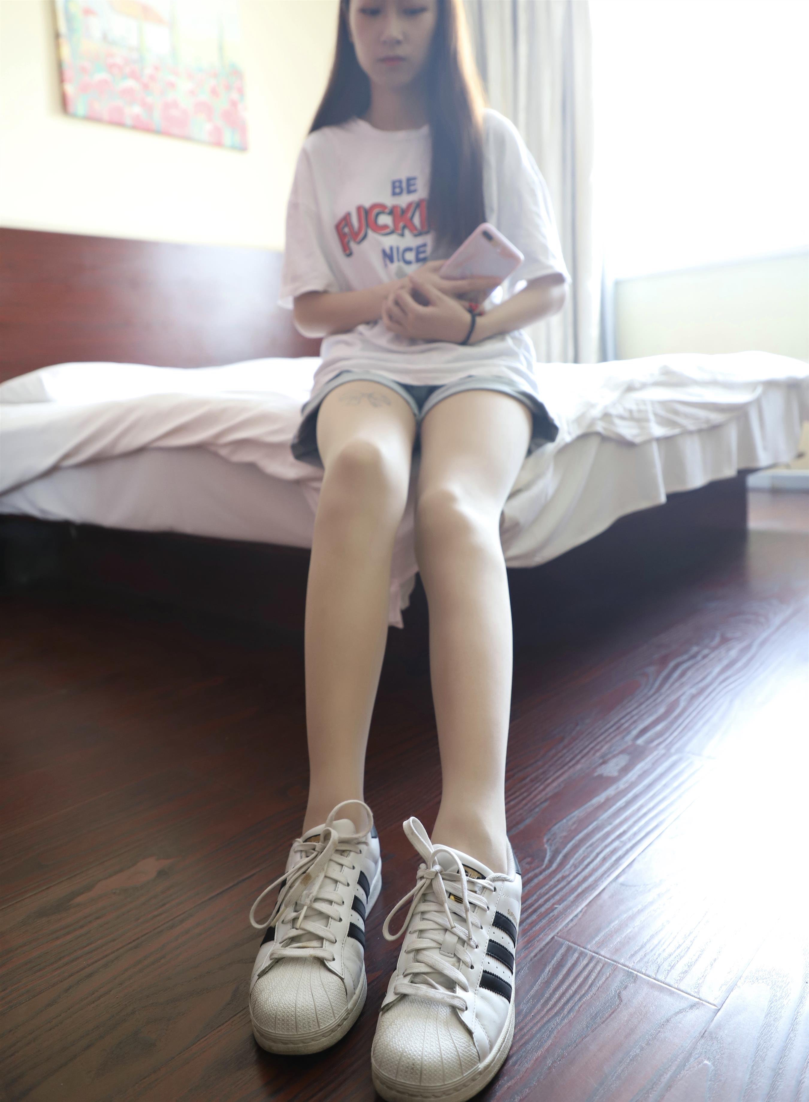 《脏板鞋の丝袜脚丫+视频1个》作品图