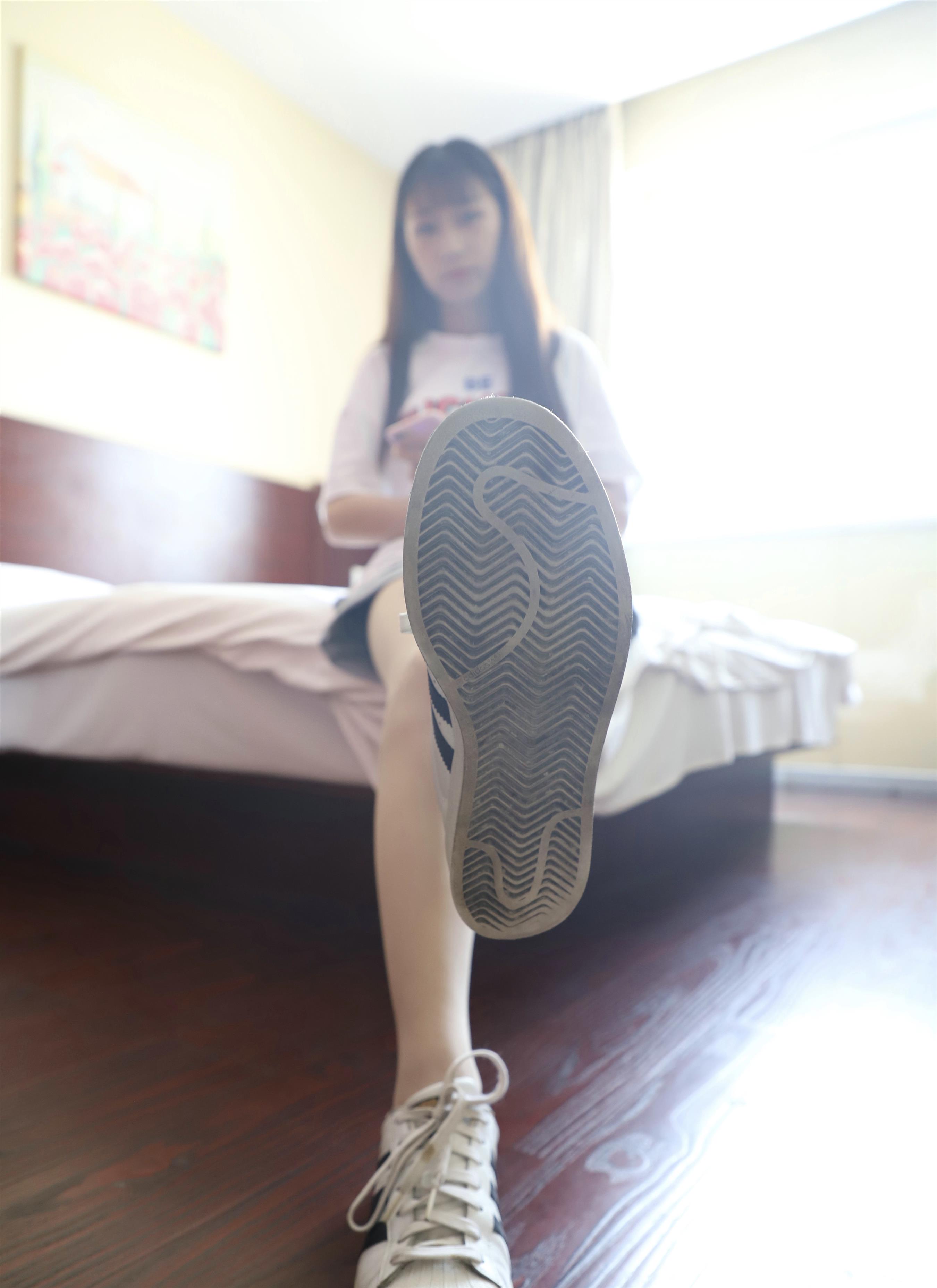 《脏板鞋の丝袜脚丫+视频1个》作品图