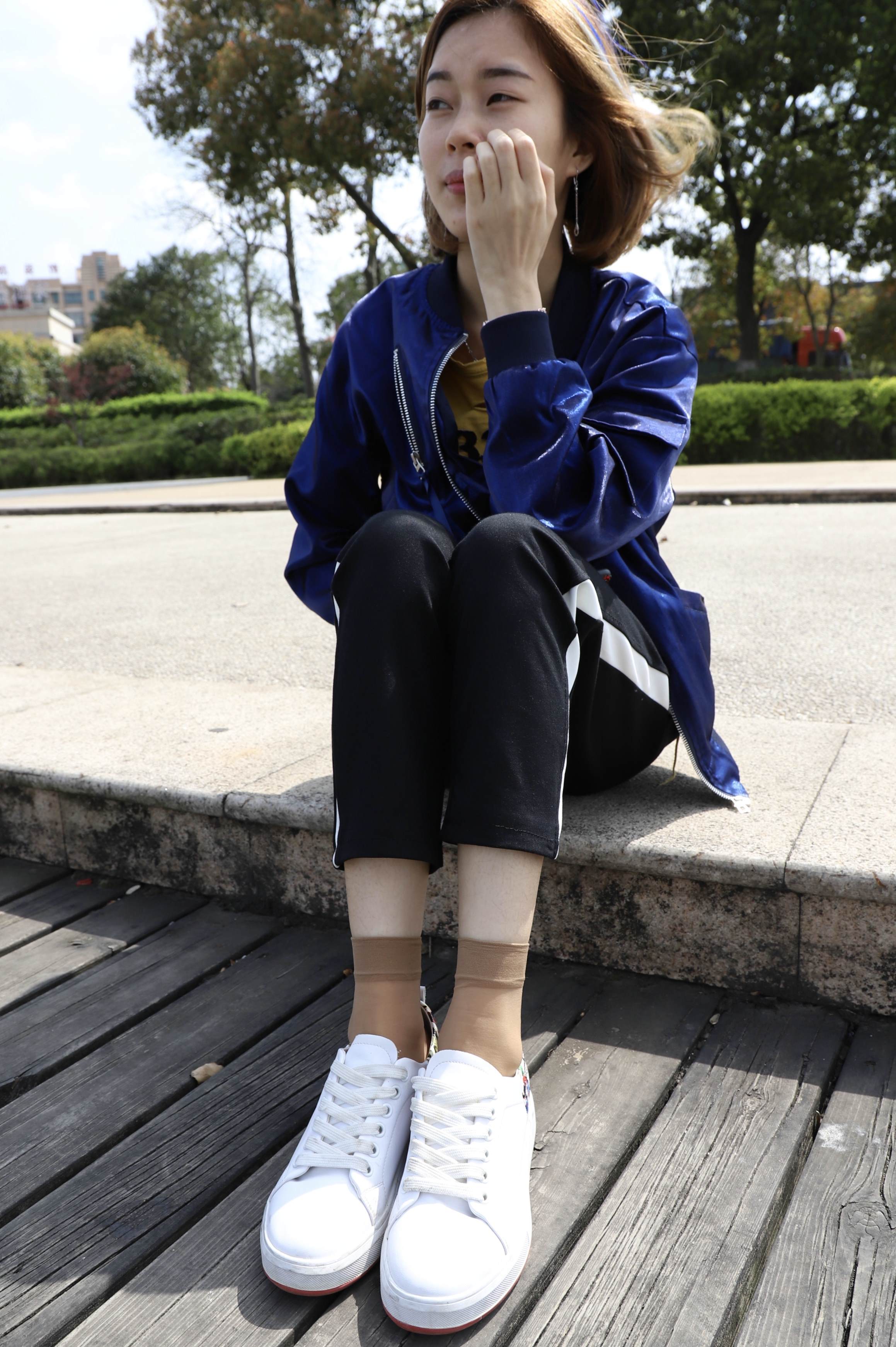 《湖边的板鞋の丝袜脚》作品图