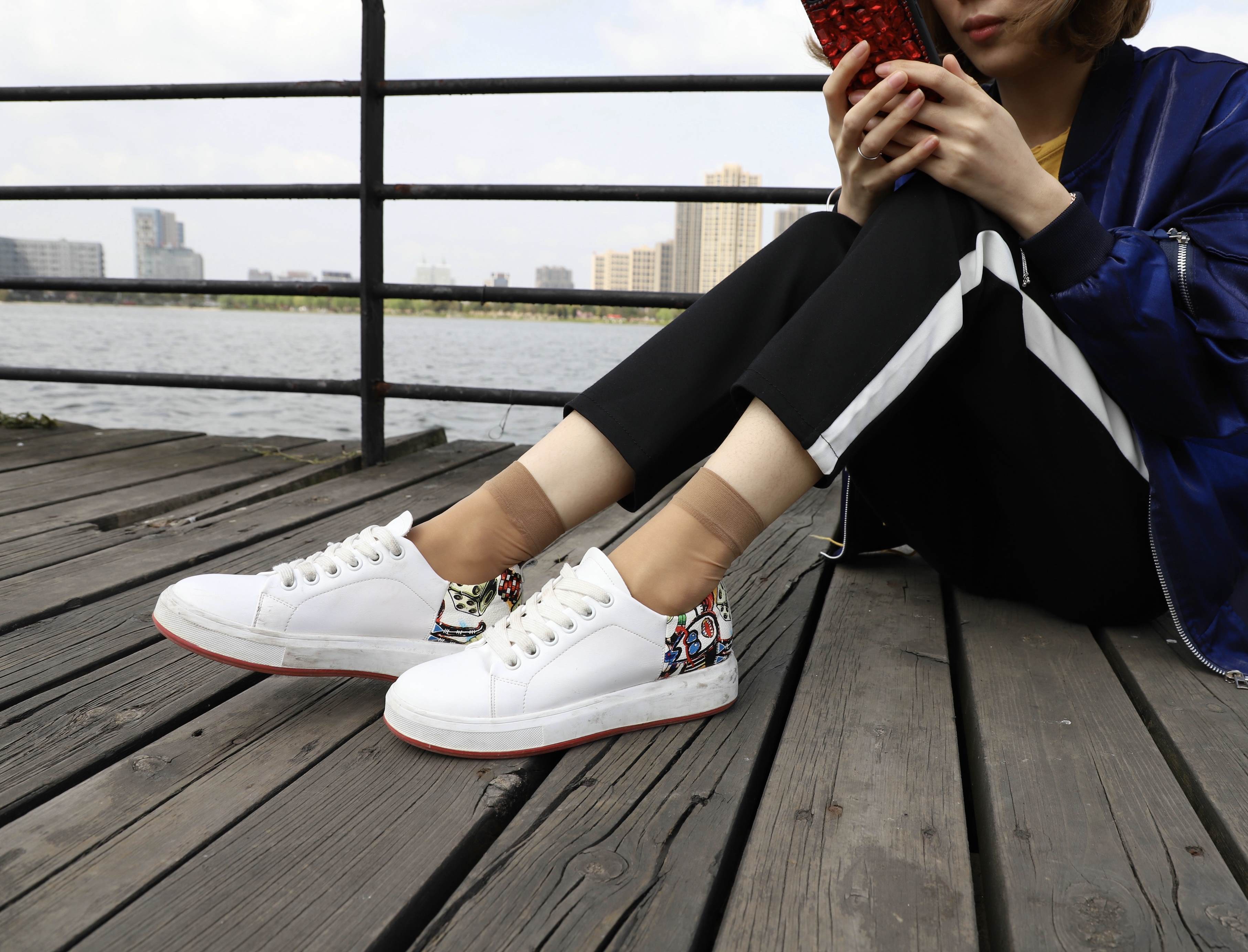 《湖边的板鞋の丝袜脚》作品图