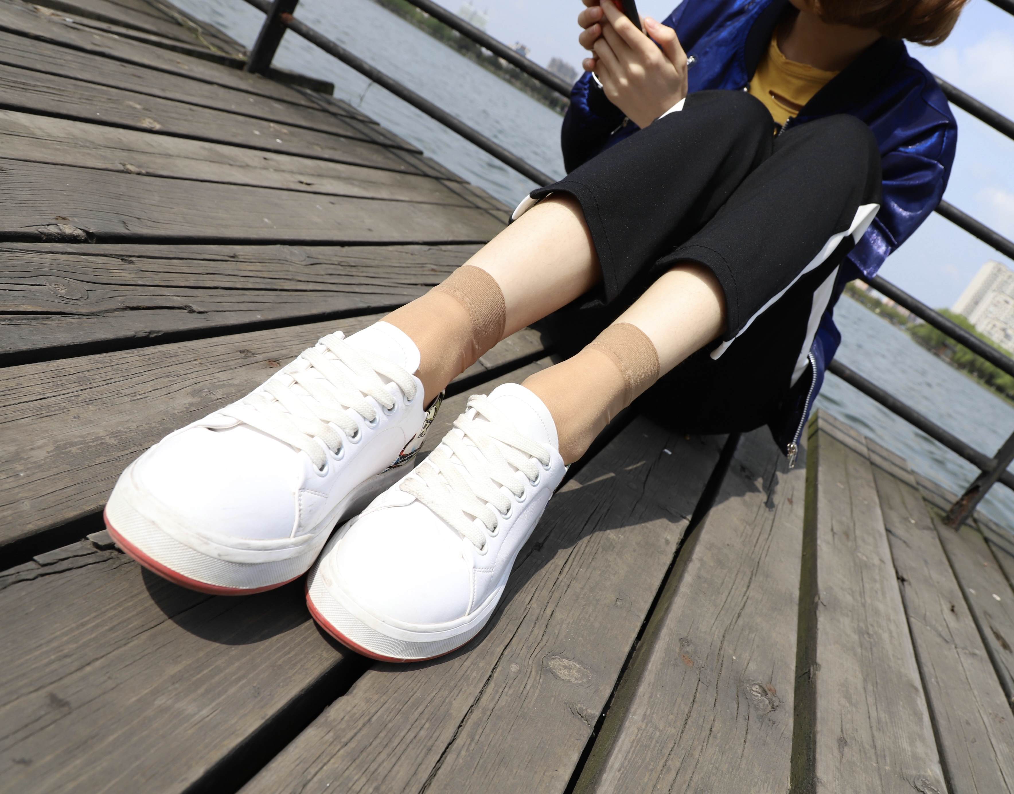 《湖边的板鞋の丝袜脚》作品图