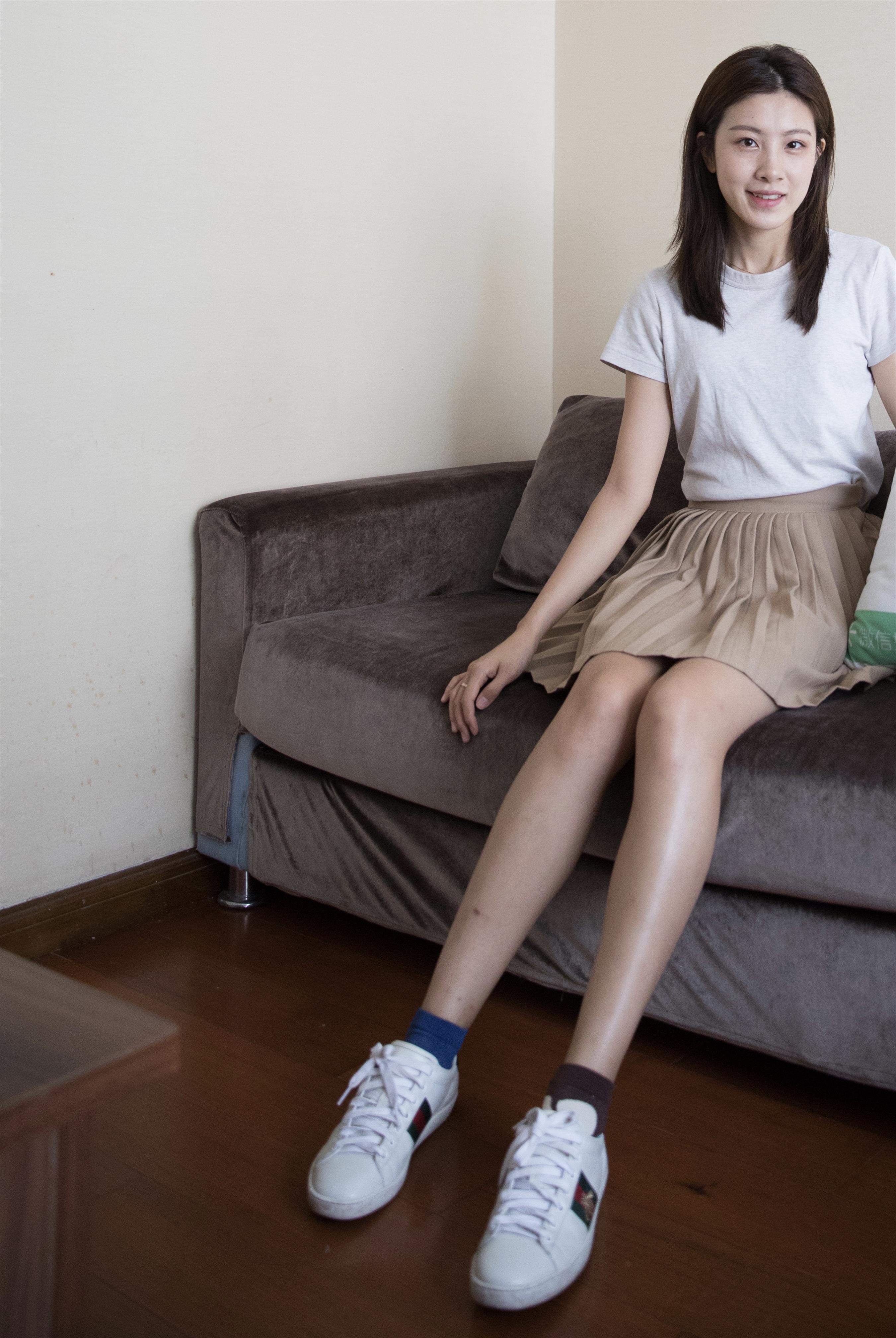 《T恤の板鞋棉袜脚+视频1个》作品图