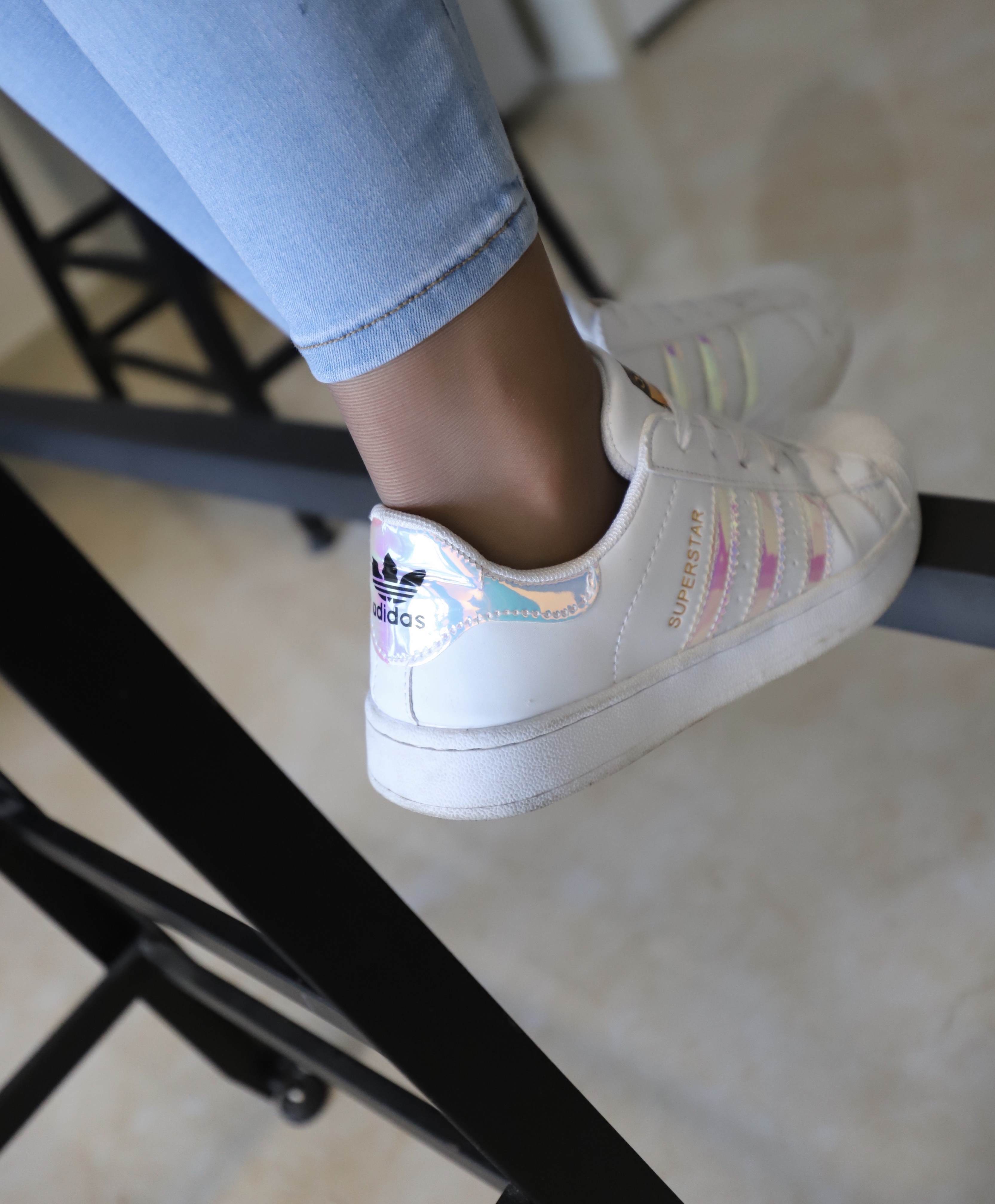 《板鞋の黑丝脚丫》作品图