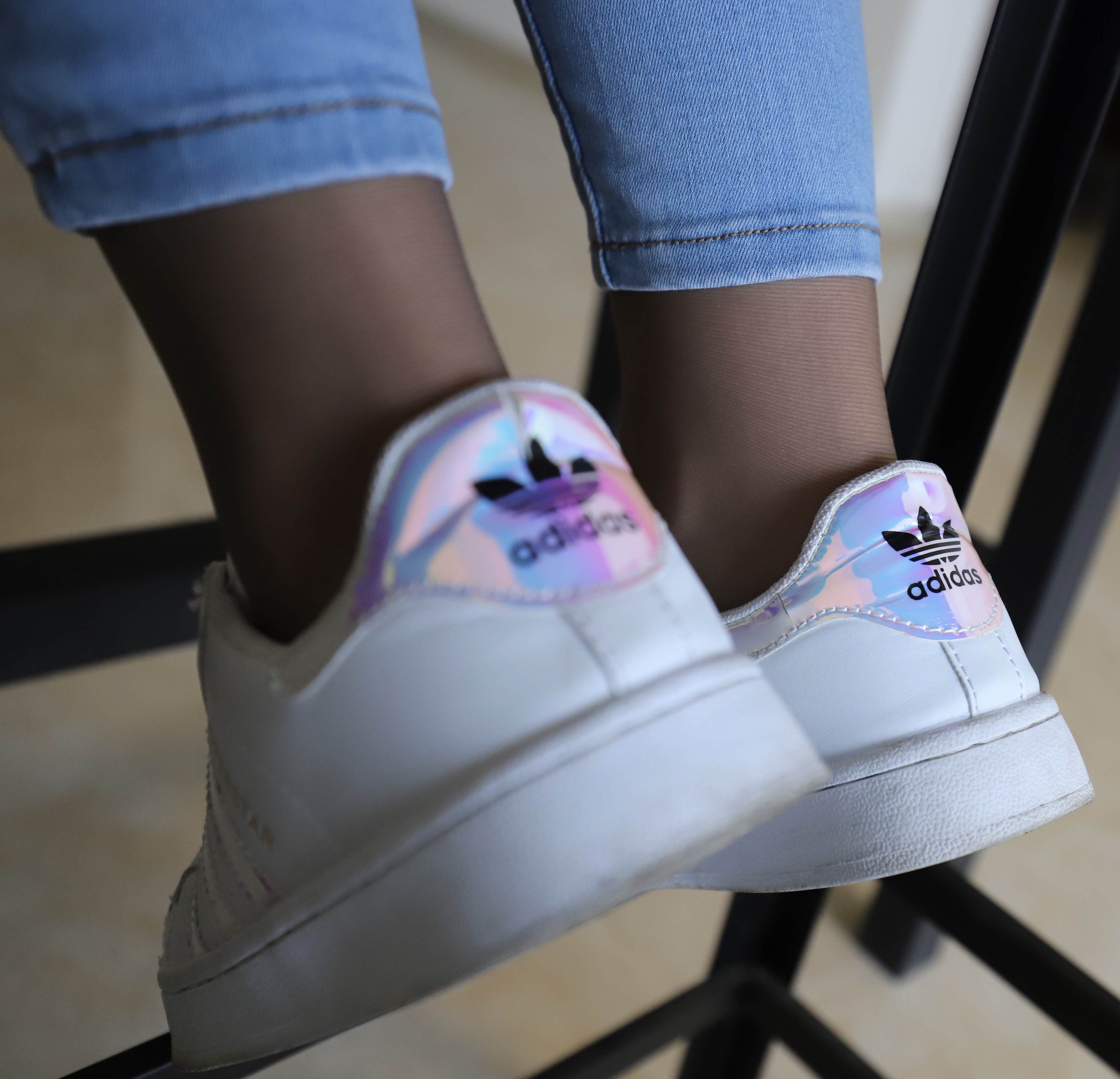 《板鞋の黑丝脚丫》作品图