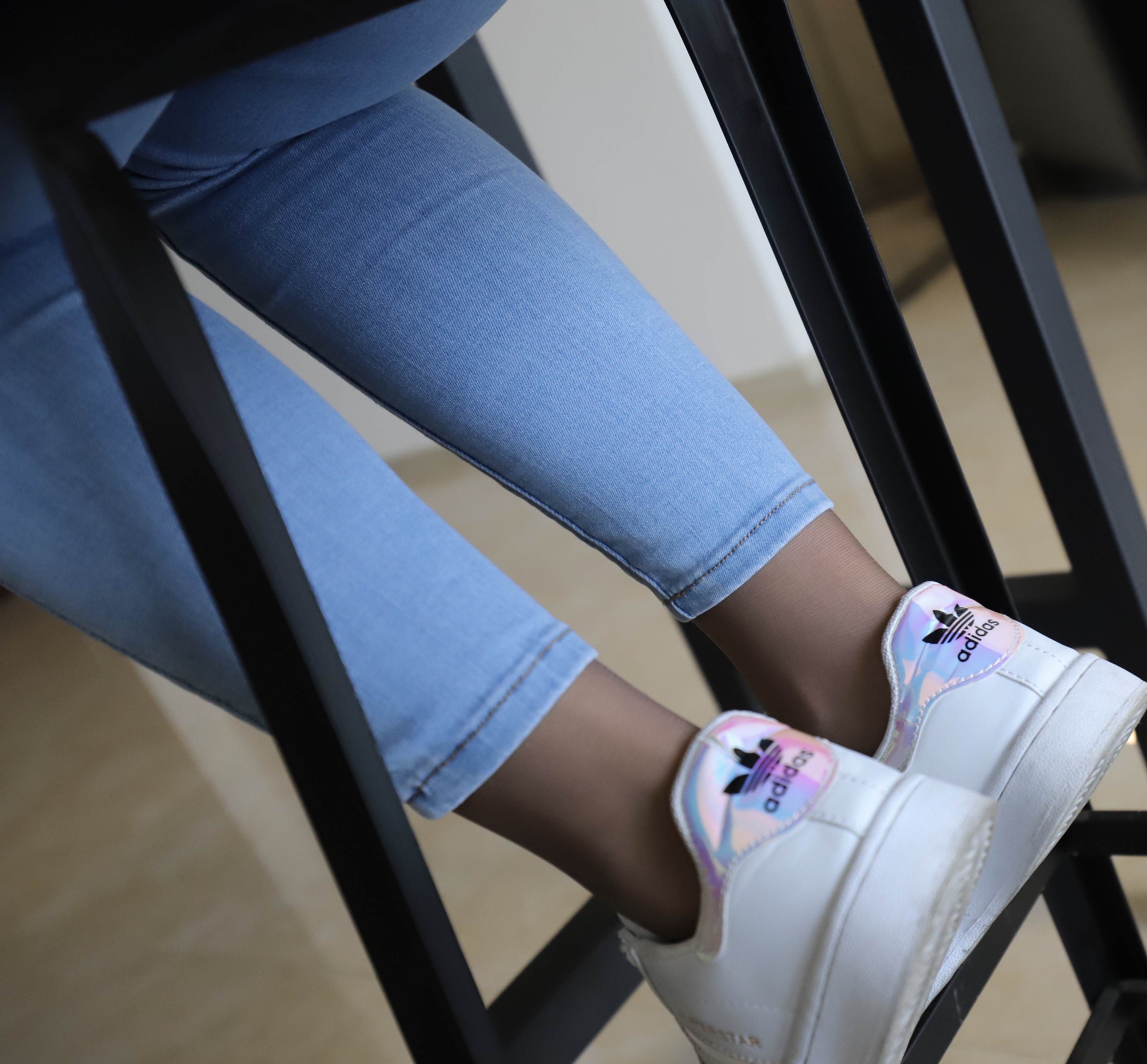 《板鞋の黑丝脚丫》作品图