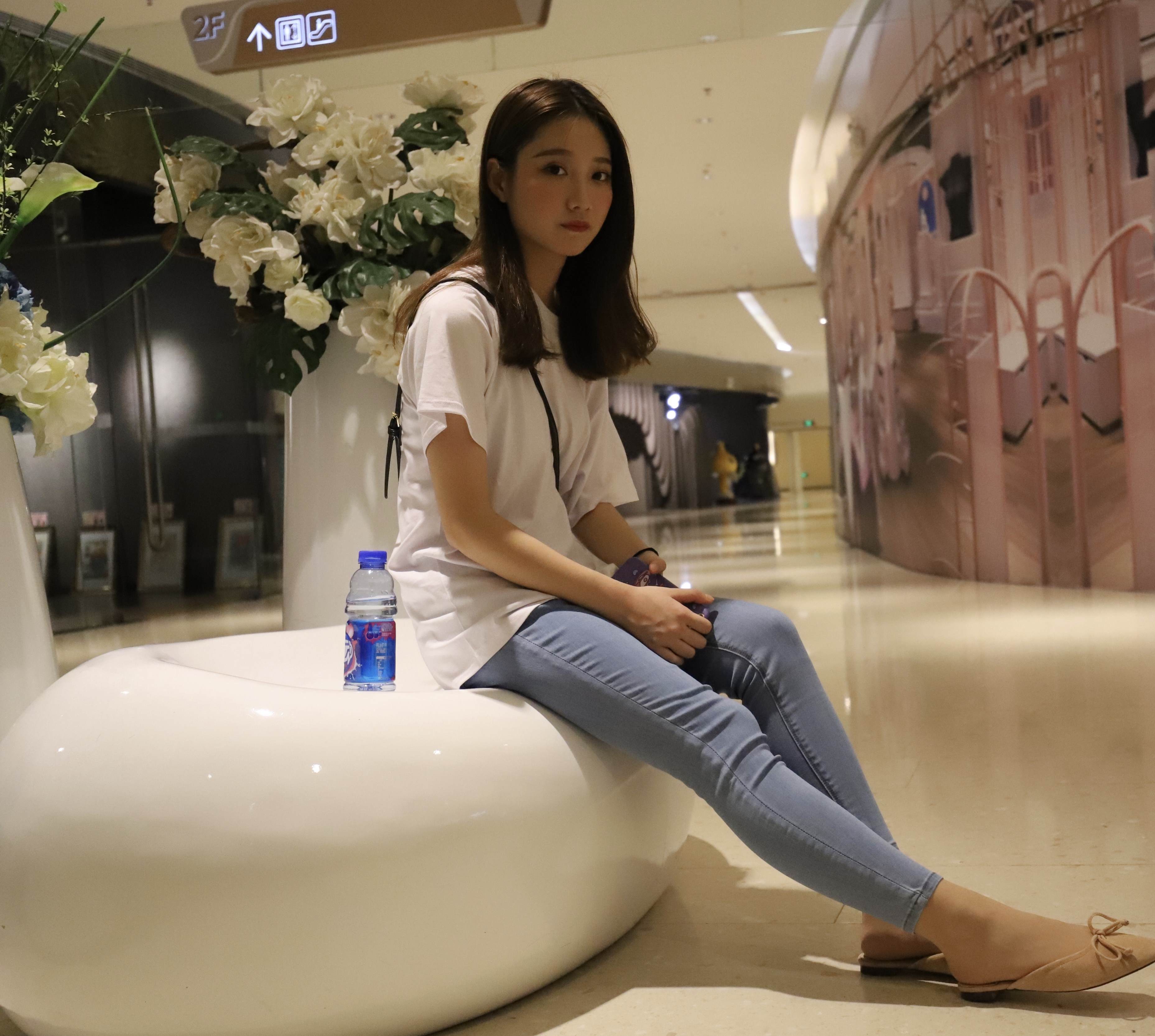 《紧身牛仔の丝袜脚+视频1个》作品图