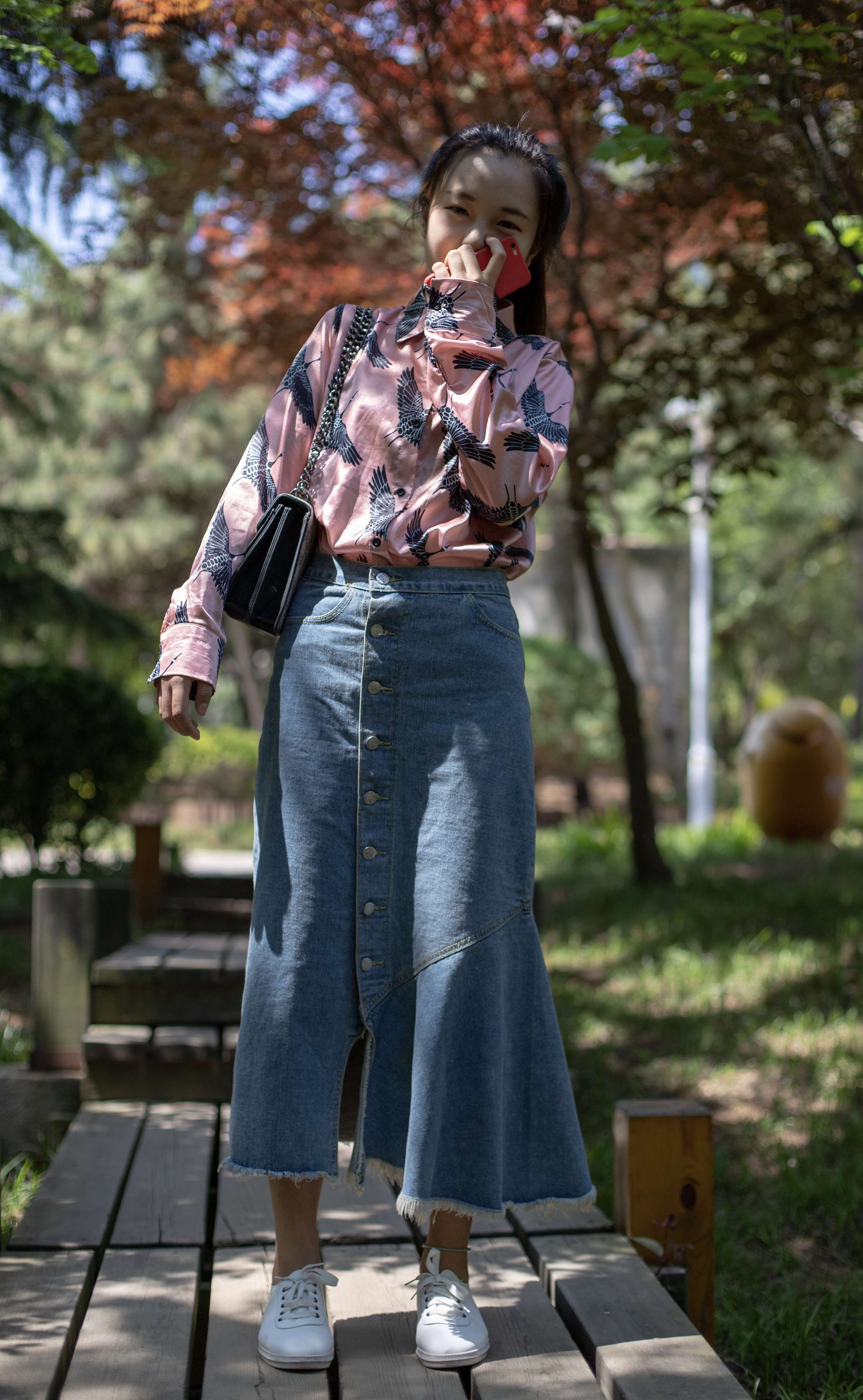 《牛仔裙の板鞋棉袜脚》作品图