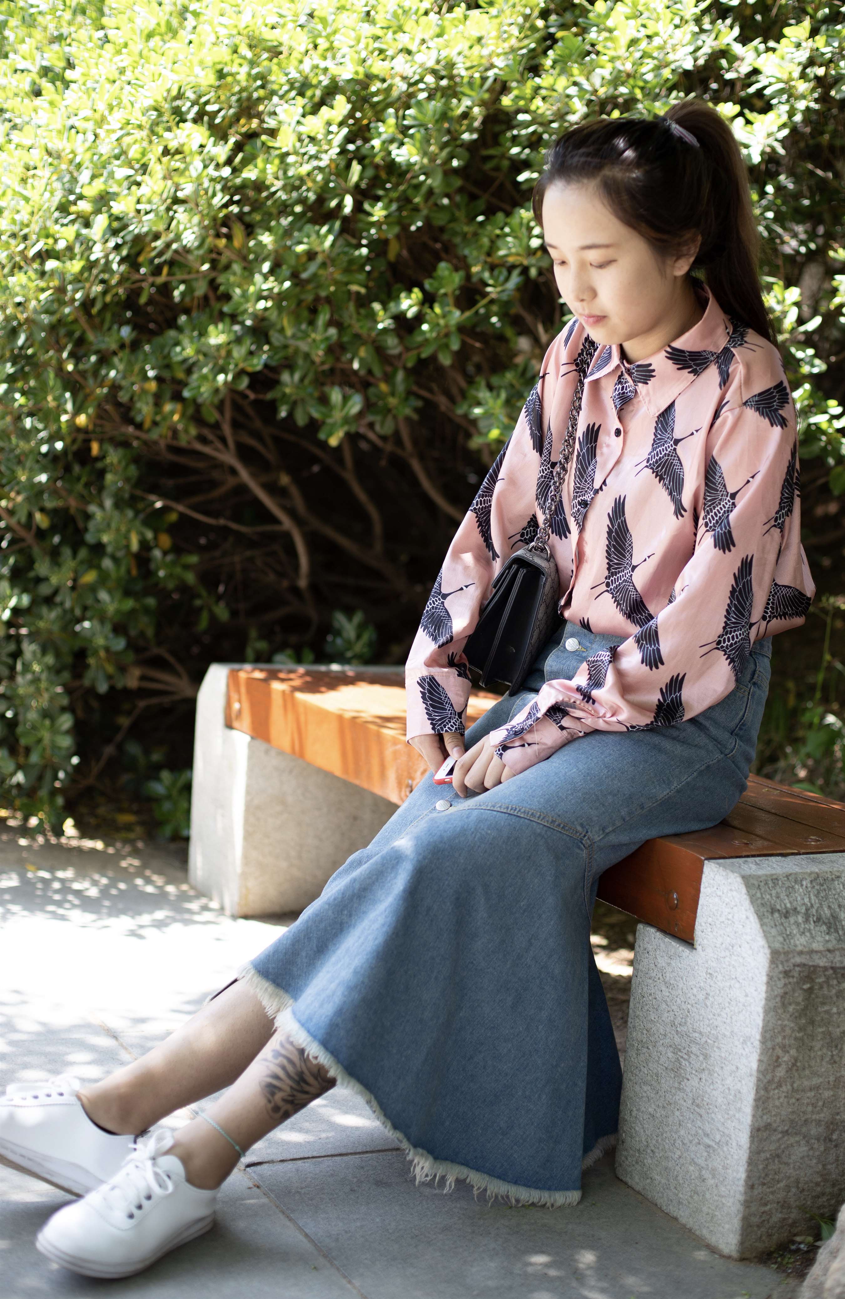 《牛仔裙の板鞋棉袜脚》作品图