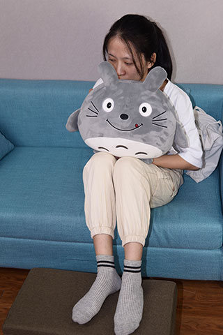 少女龙猫抱枕の帆布鞋棉袜脚