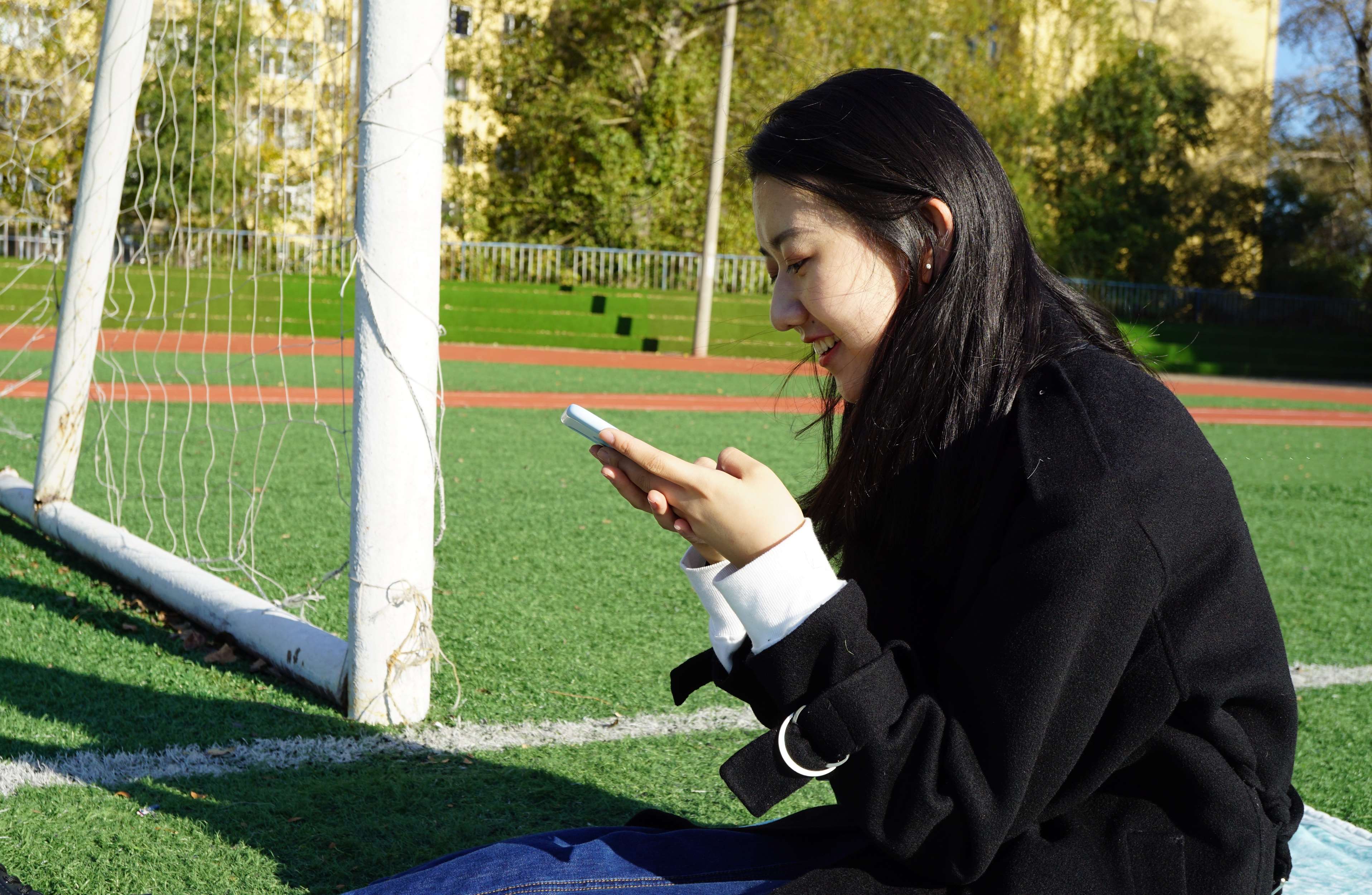 《足球场上的短靴の棉袜脚丫》作品图