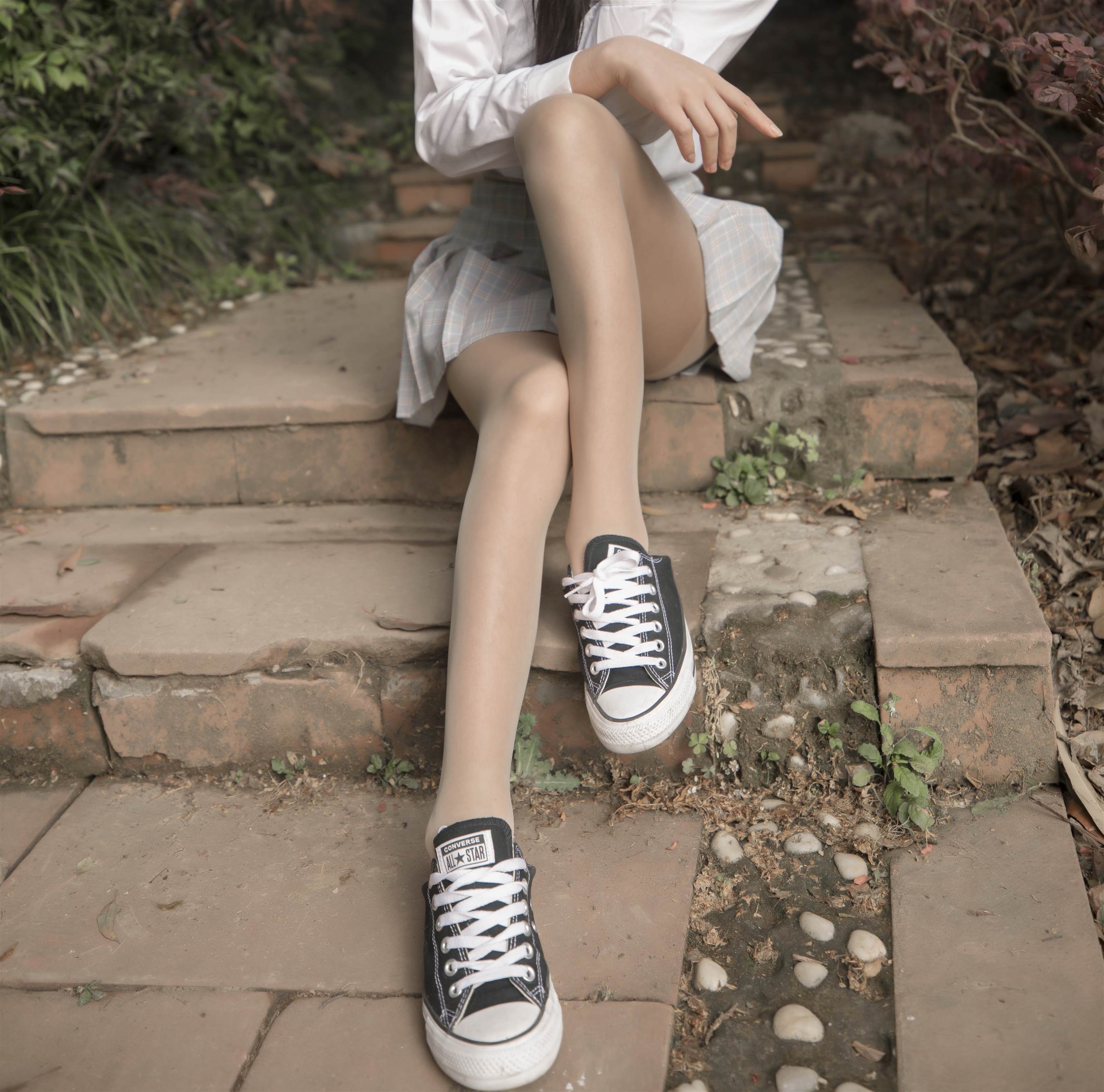 《帆布鞋の丝袜脚丫》作品图