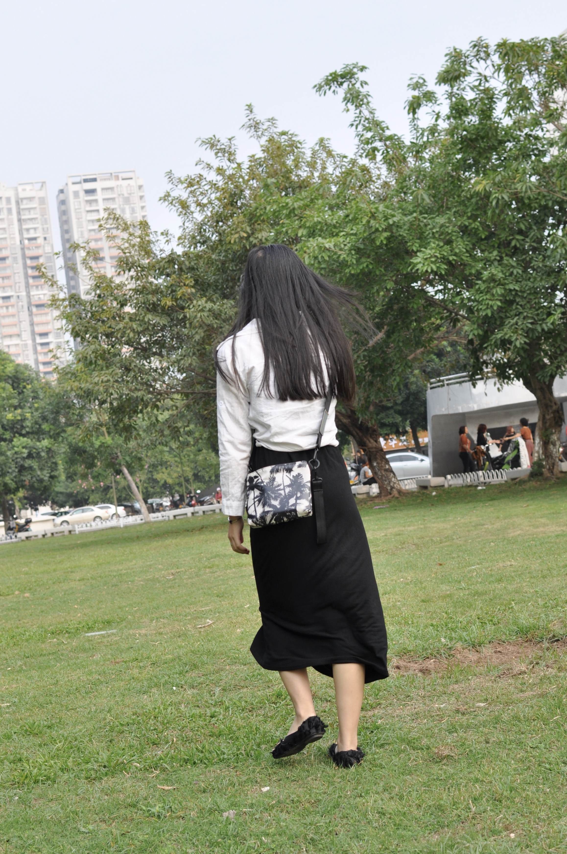 《石椅上的船袜脚+视频1个》作品图