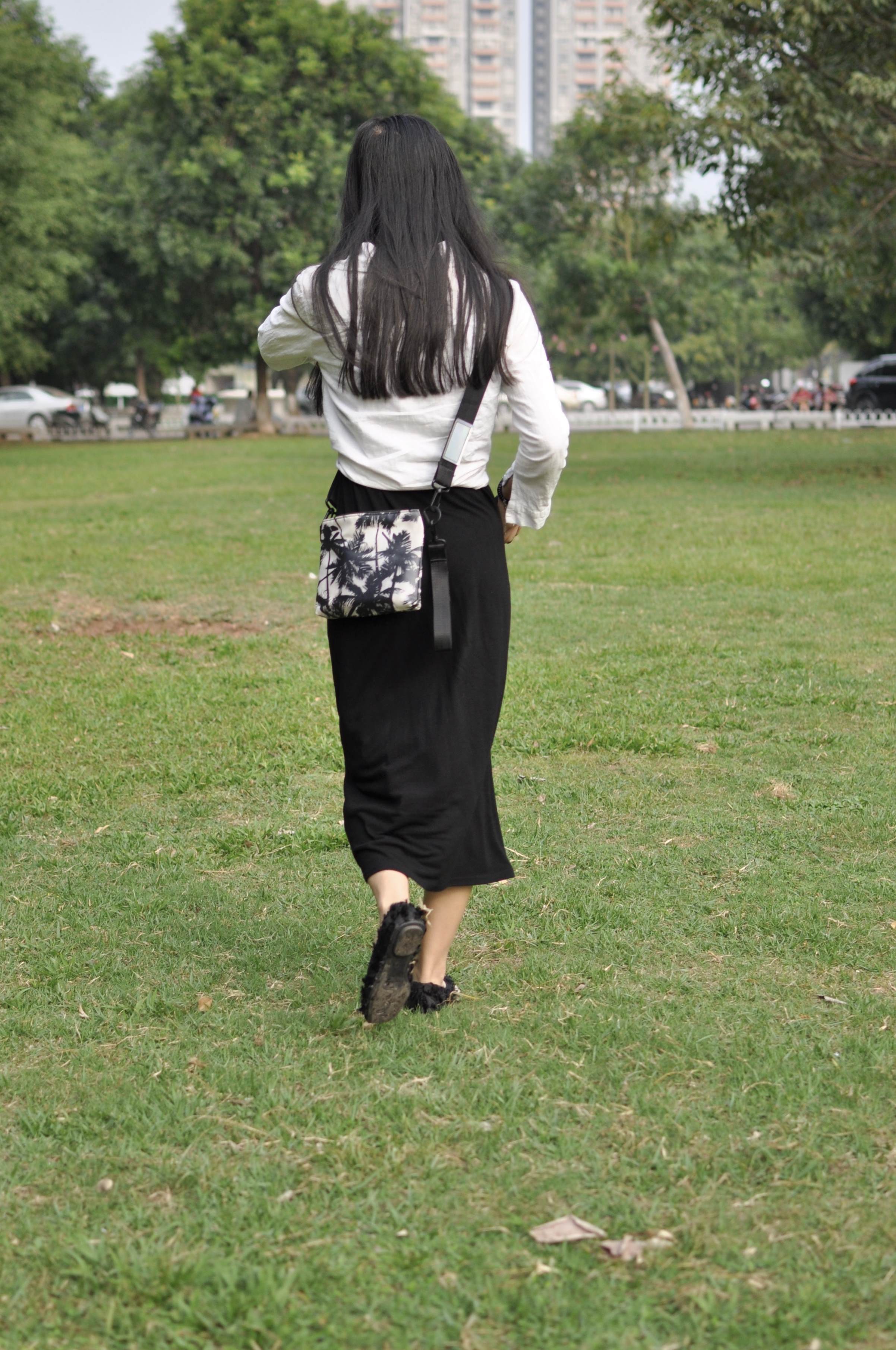 《石椅上的船袜脚+视频1个》作品图