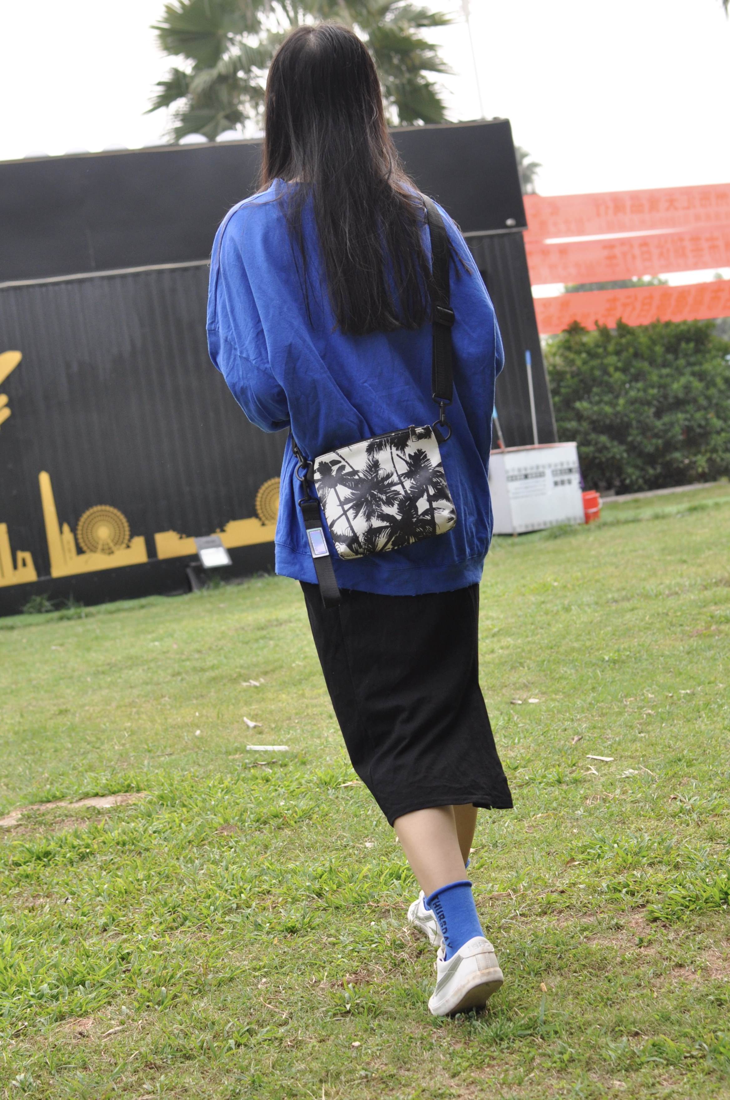 《喜欢蓝色的小姐姐》作品图