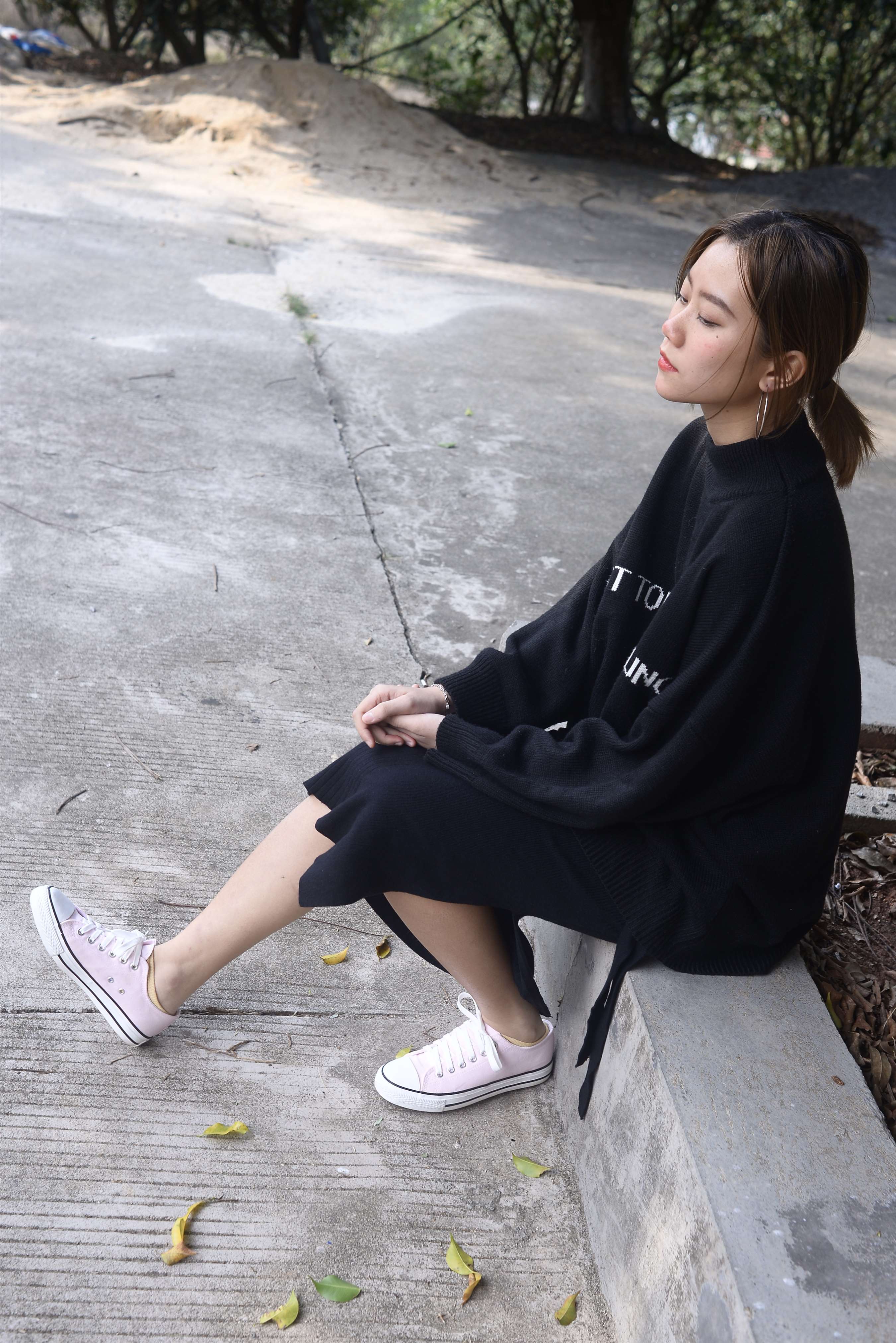 《树荫下的帆布鞋の棉袜脚+视频1个》作品图