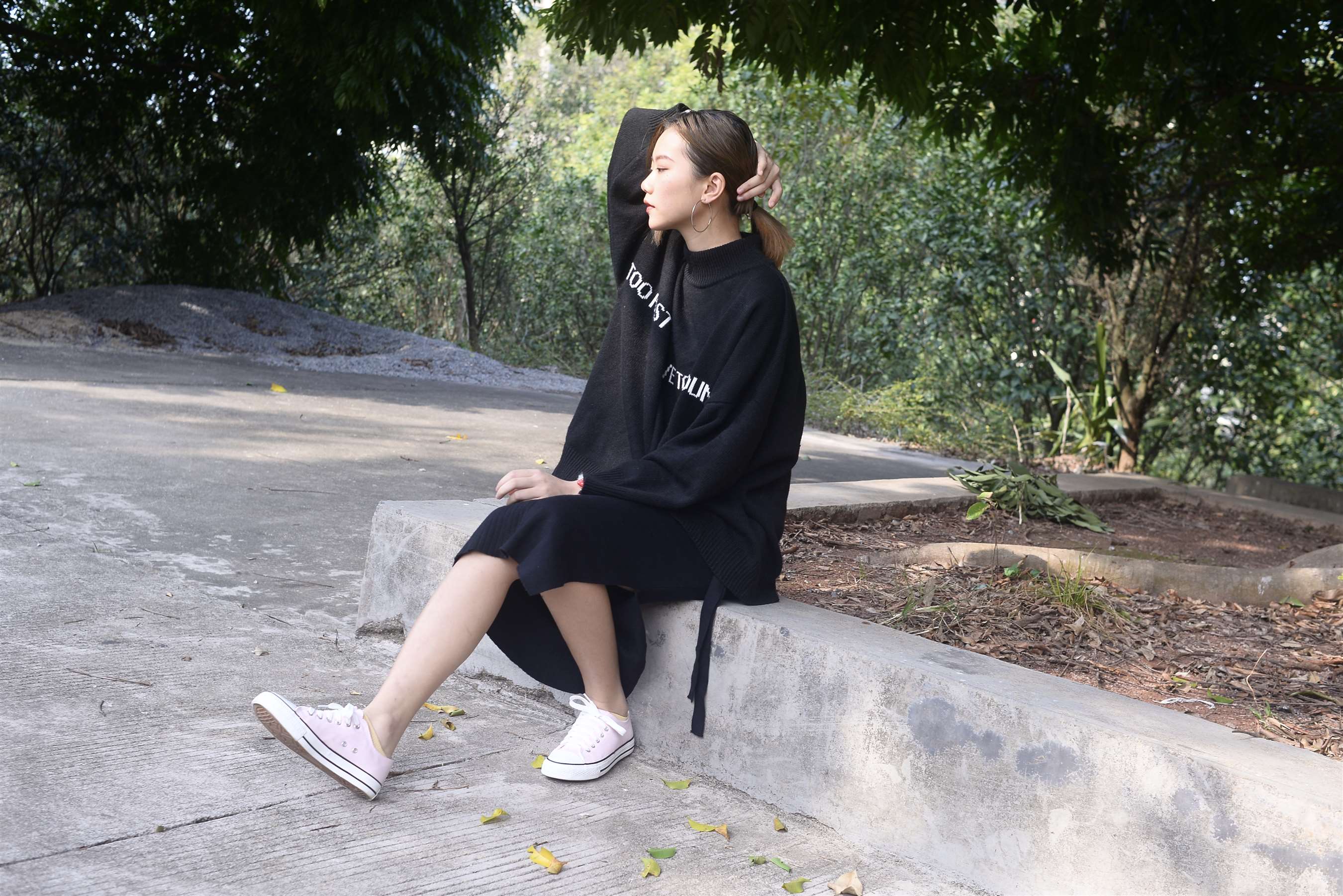 《树荫下的帆布鞋の棉袜脚+视频1个》作品图