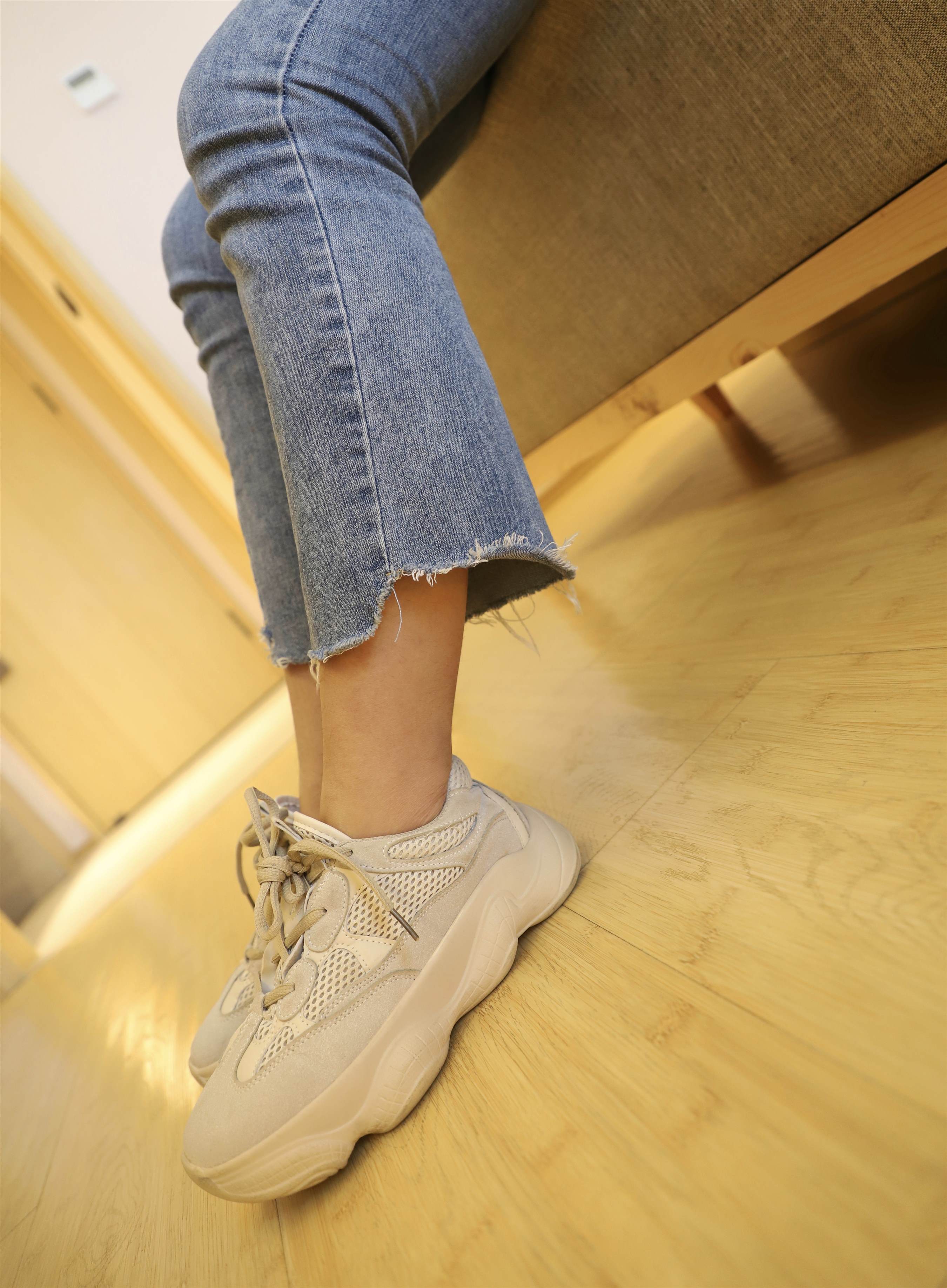 《旅馆里的运动鞋の棉袜脚+视频1个》作品图