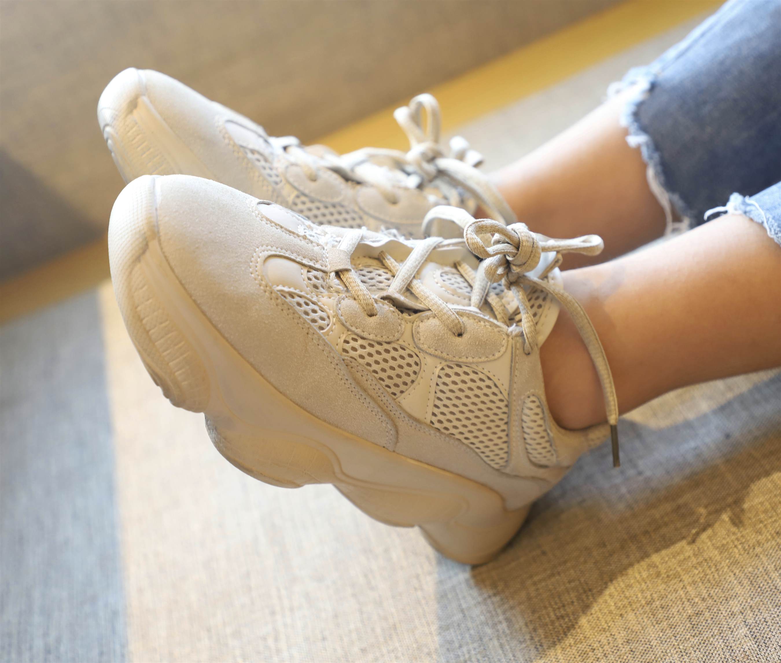 《旅馆里的运动鞋の棉袜脚+视频1个》作品图