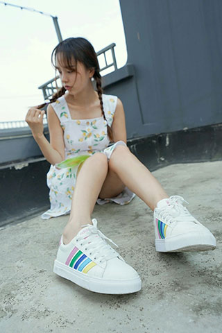 小玥玥的豹纹棉袜脚