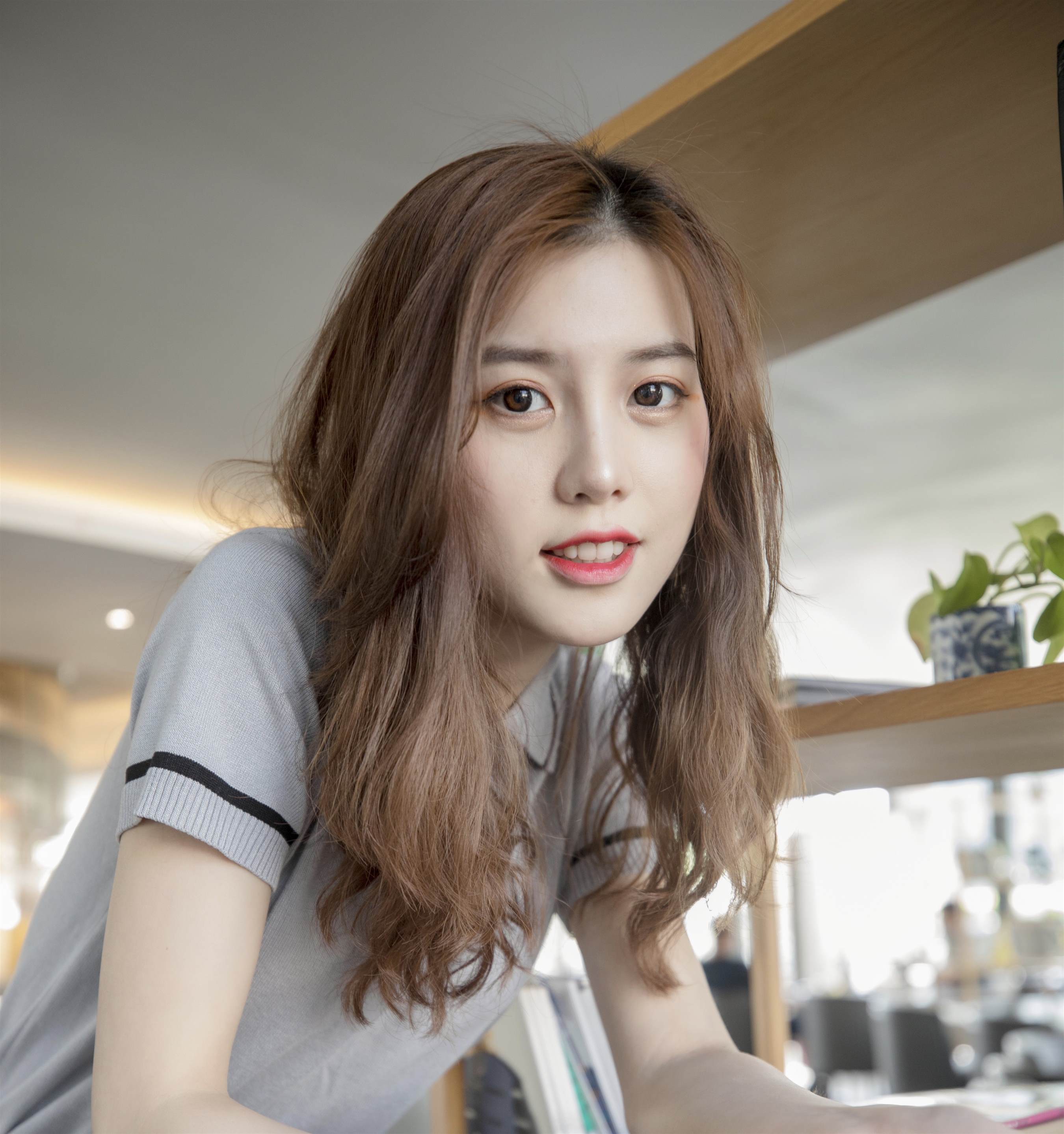 《连衣裙の板鞋丝脚丫+视频3个》作品图