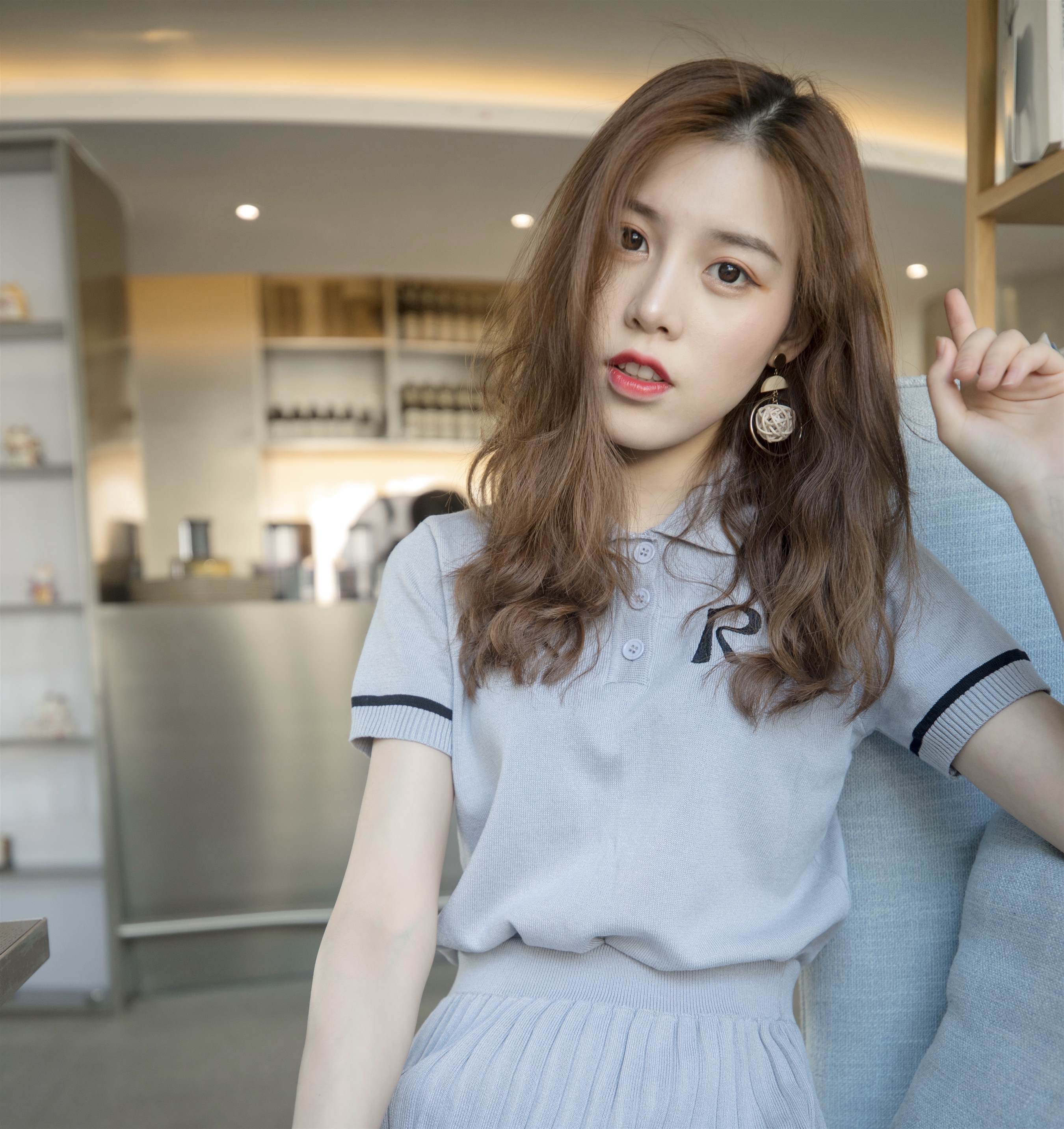 《连衣裙の板鞋丝脚丫+视频3个》作品图