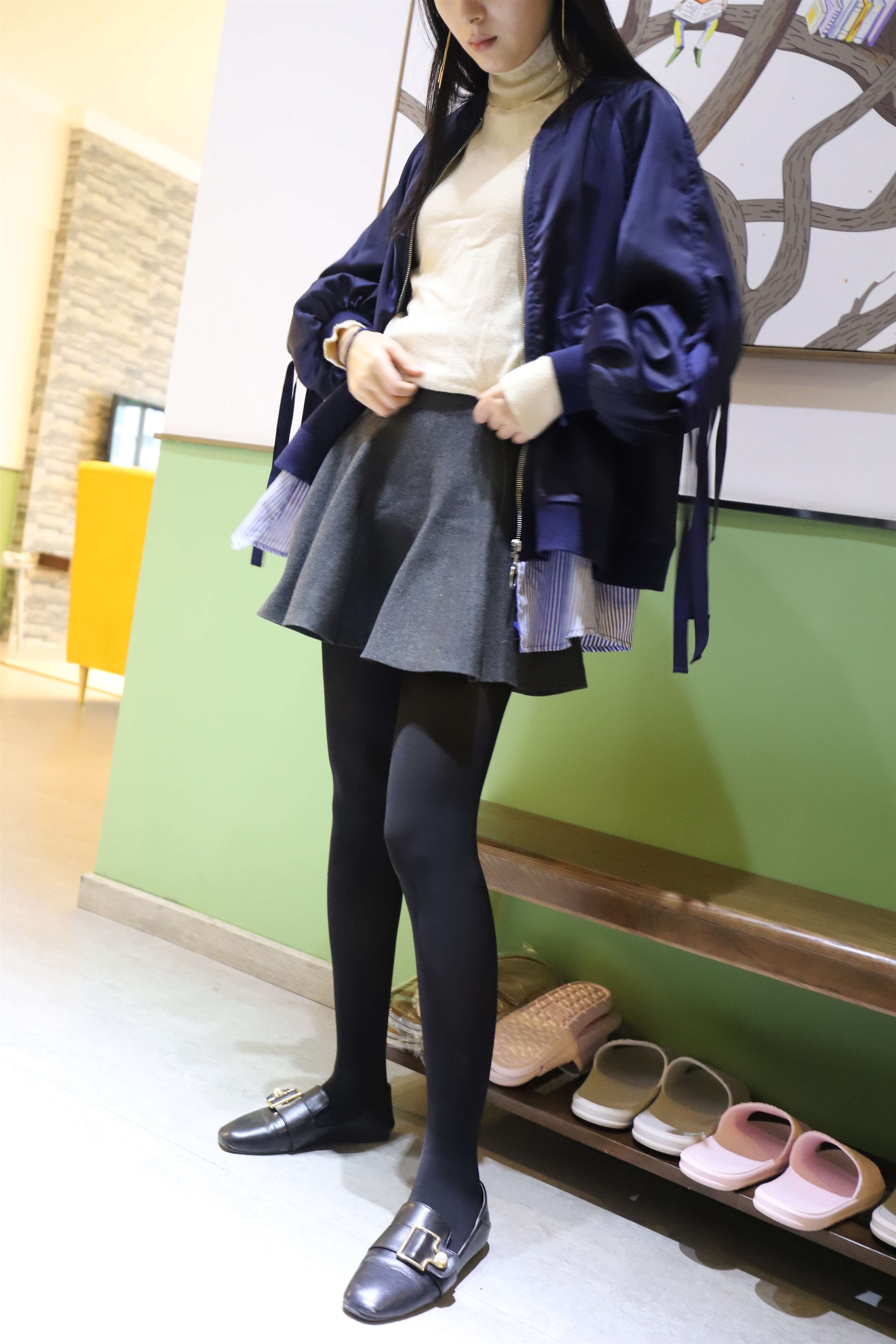 《平跟鞋の黑丝脚丫+视频1个》作品图