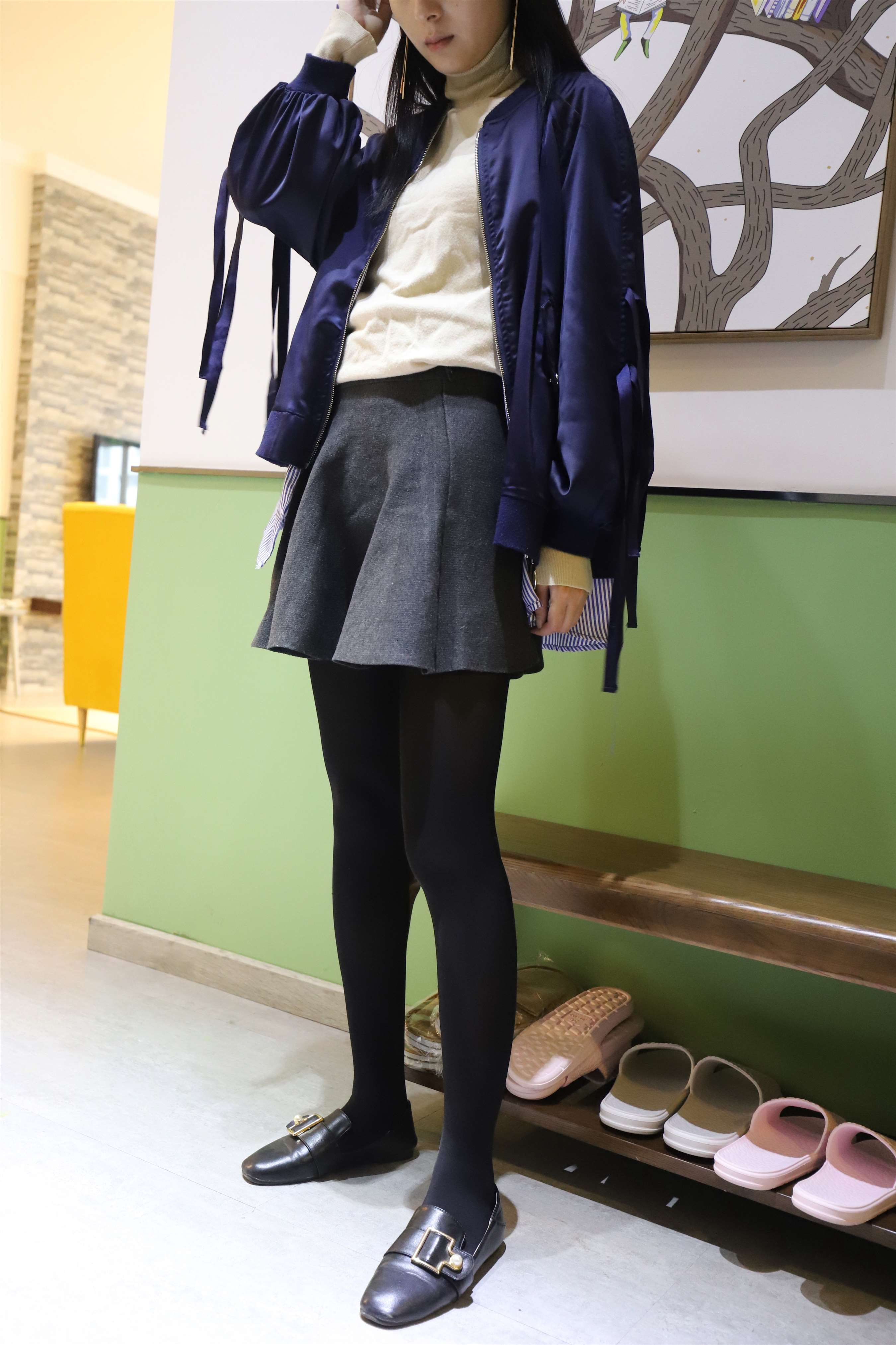 《平跟鞋の黑丝脚丫+视频1个》作品图