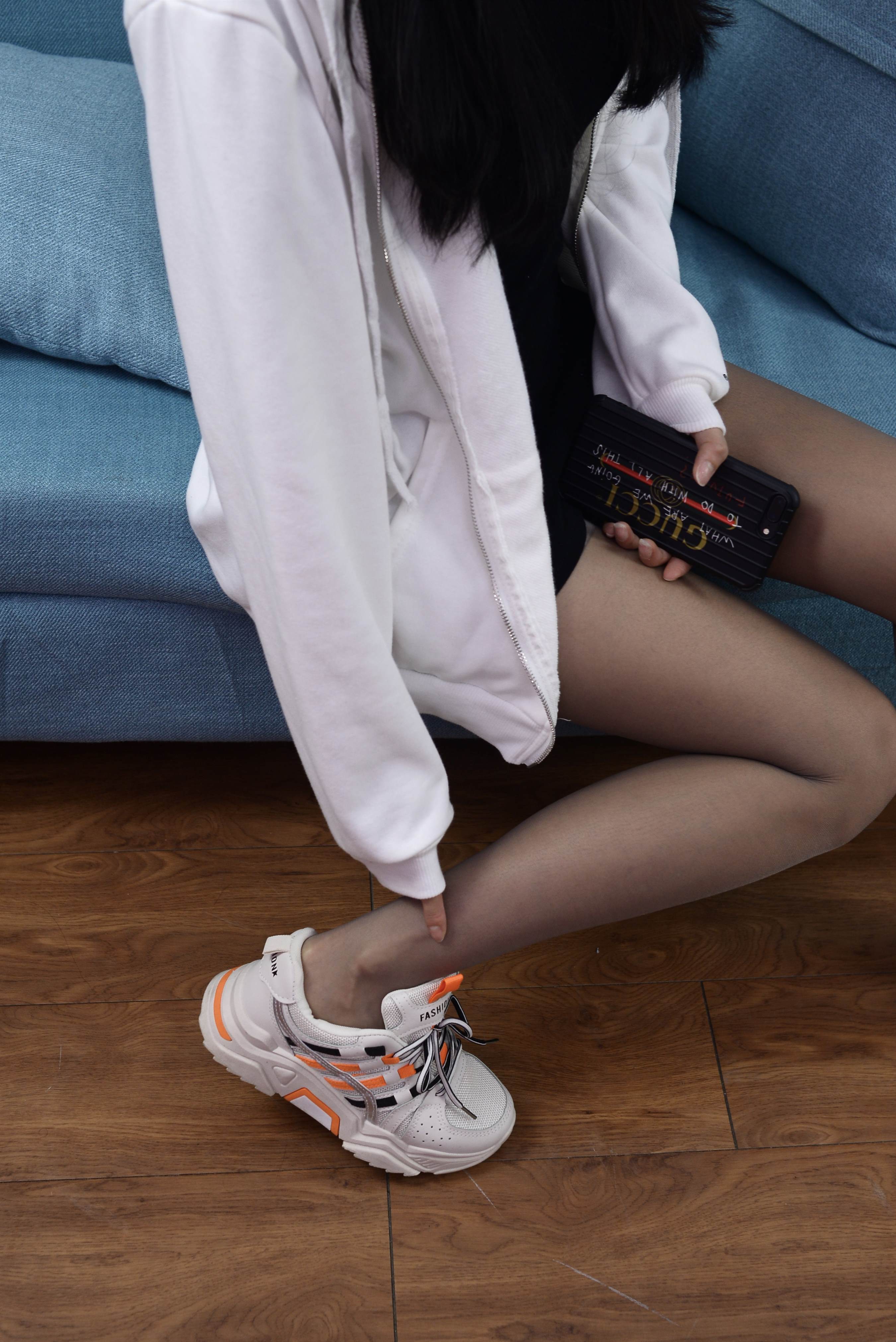 《运动鞋の黑色丝袜脚》作品图