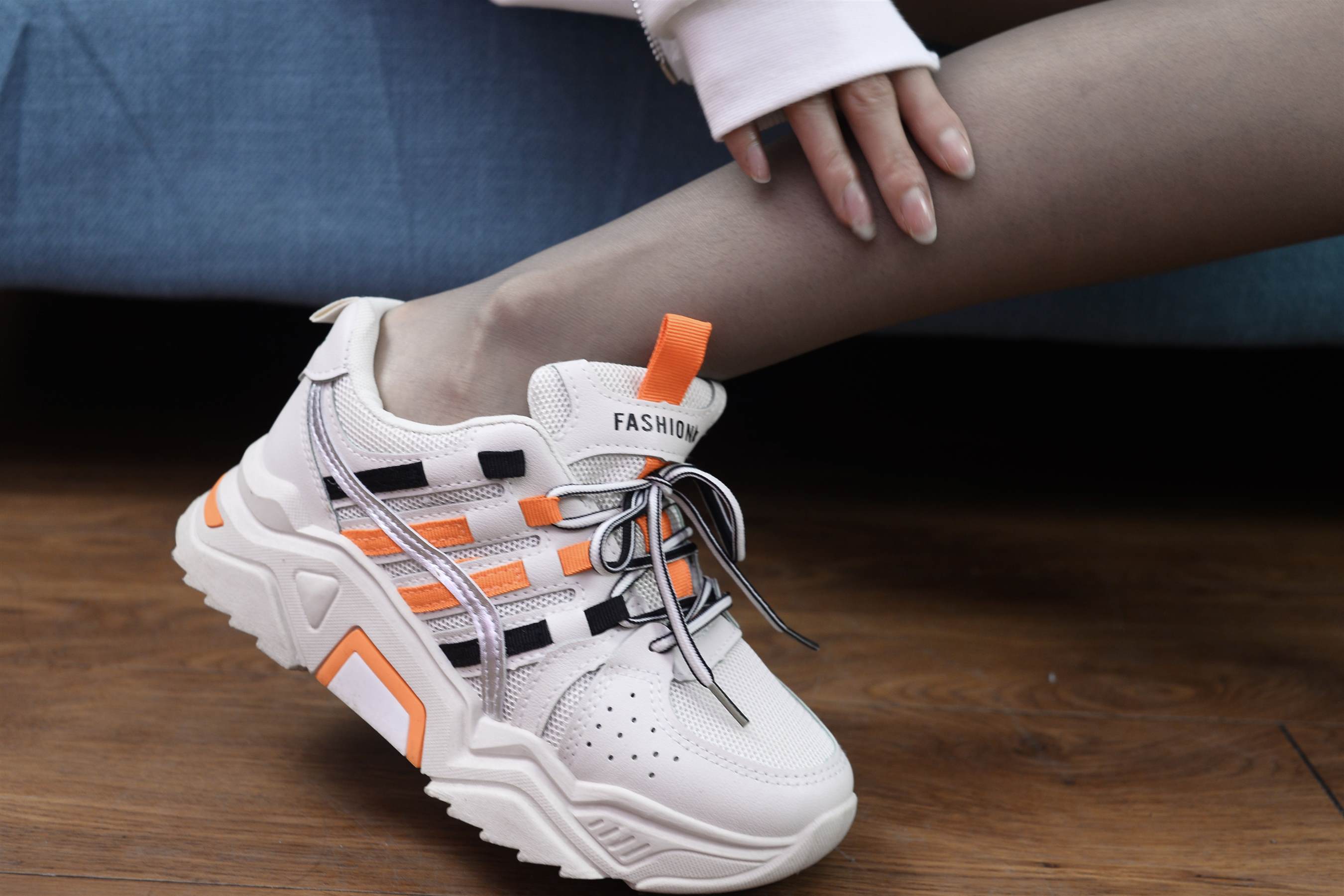 《运动鞋の黑色丝袜脚》作品图