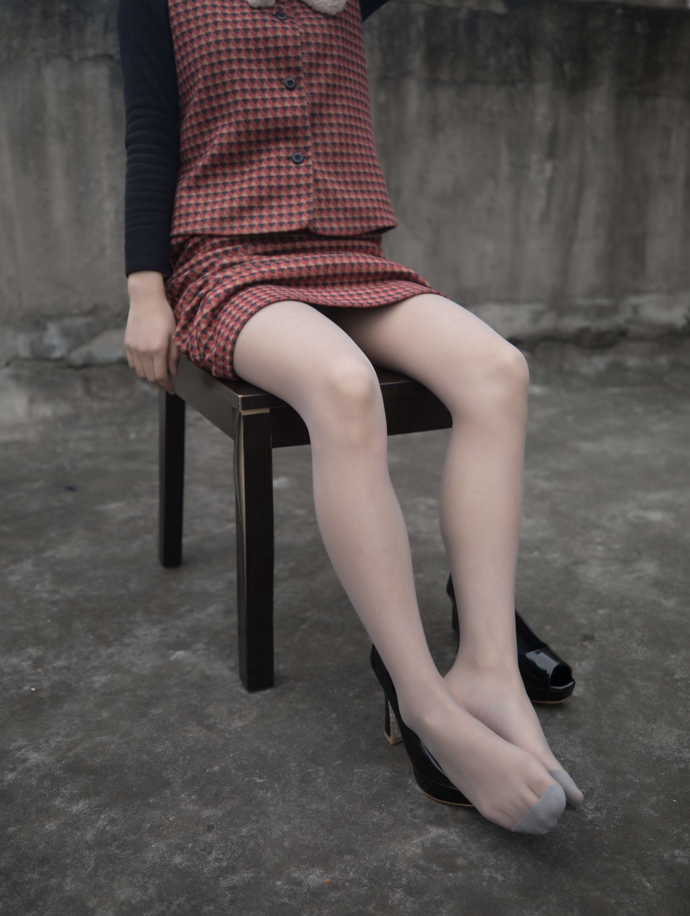 《戴围巾的少女+视频1个》作品图