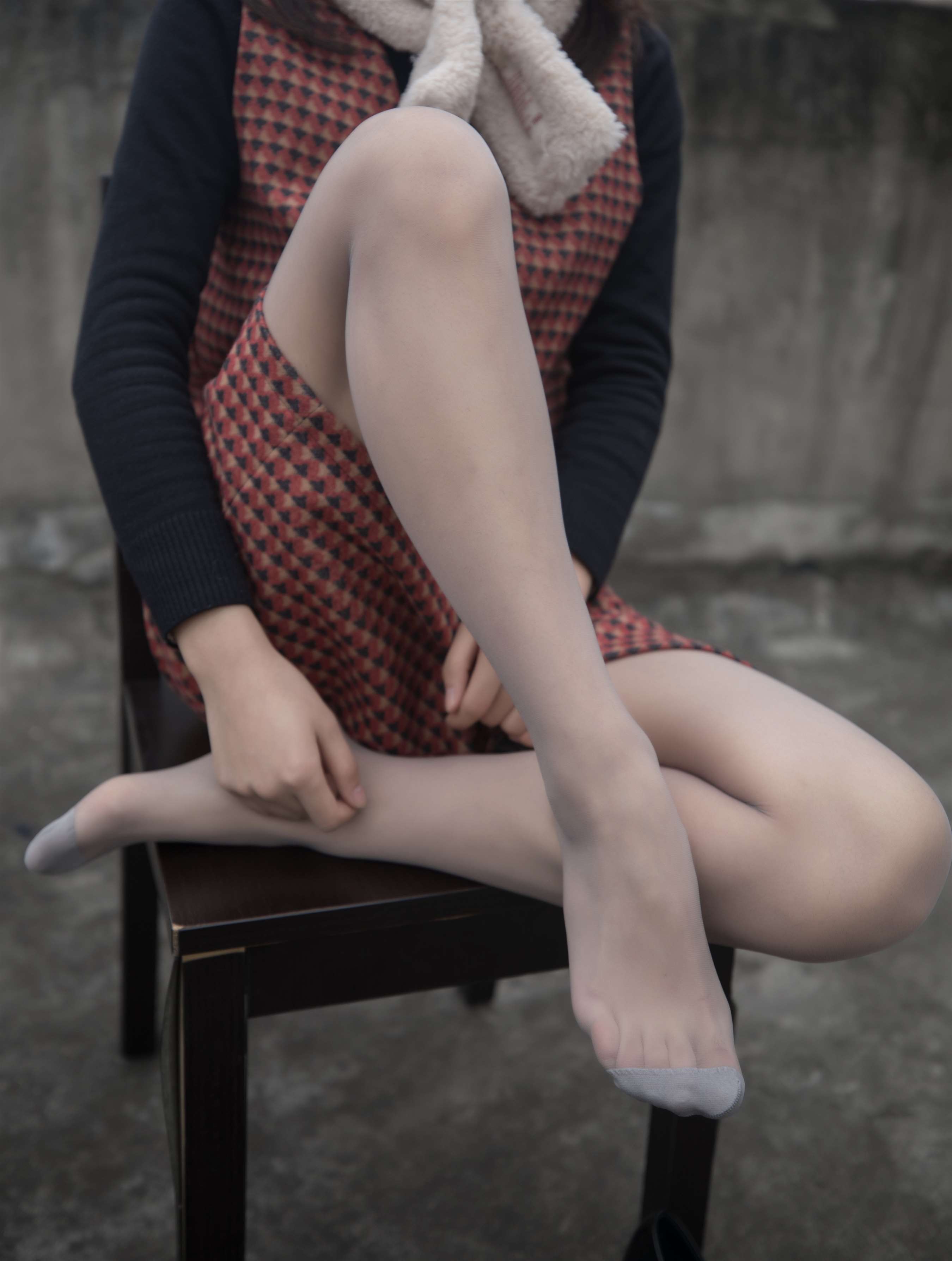 《戴围巾的少女+视频1个》作品图