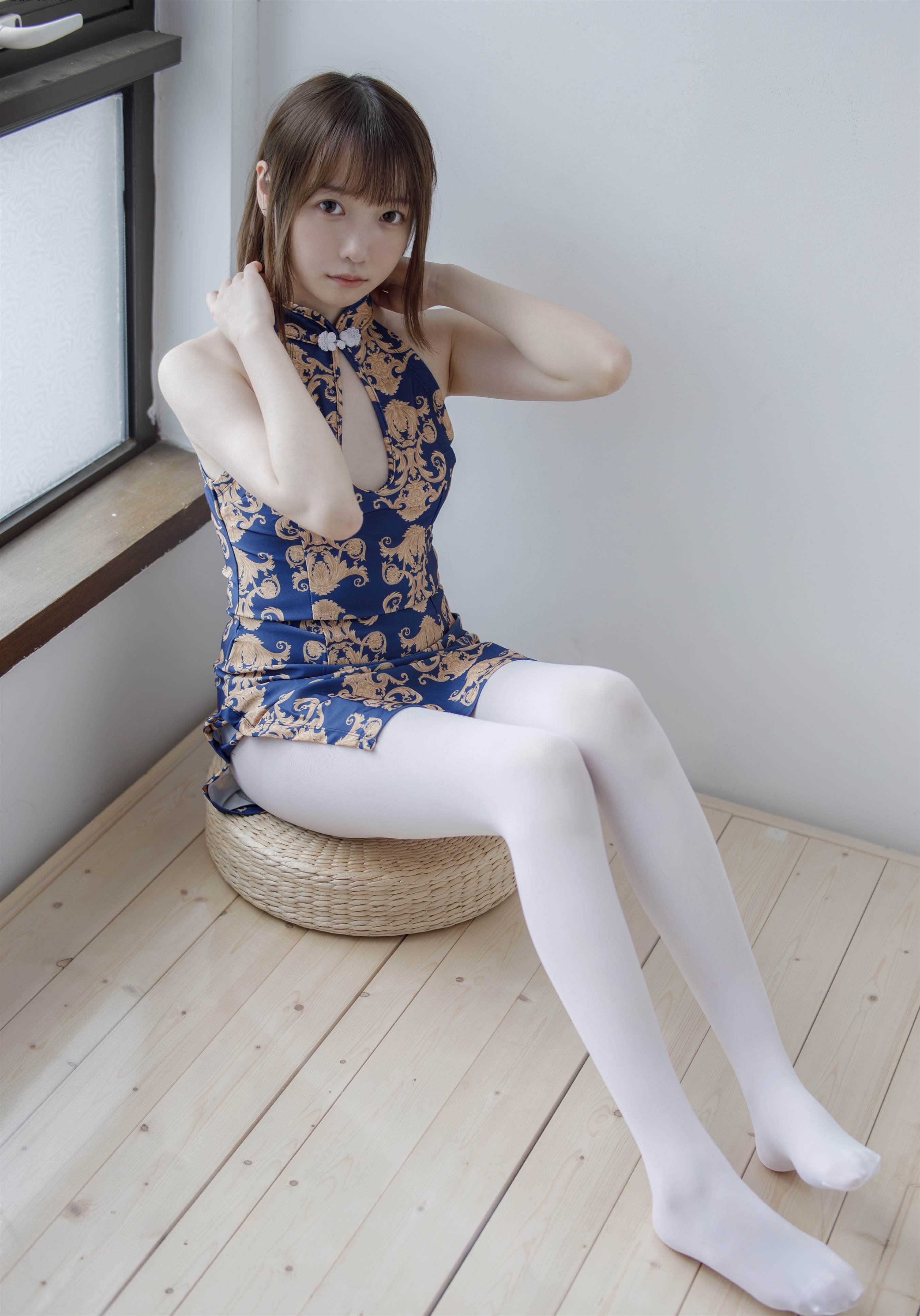 《白丝脚丫玩包子+视频1个》作品图