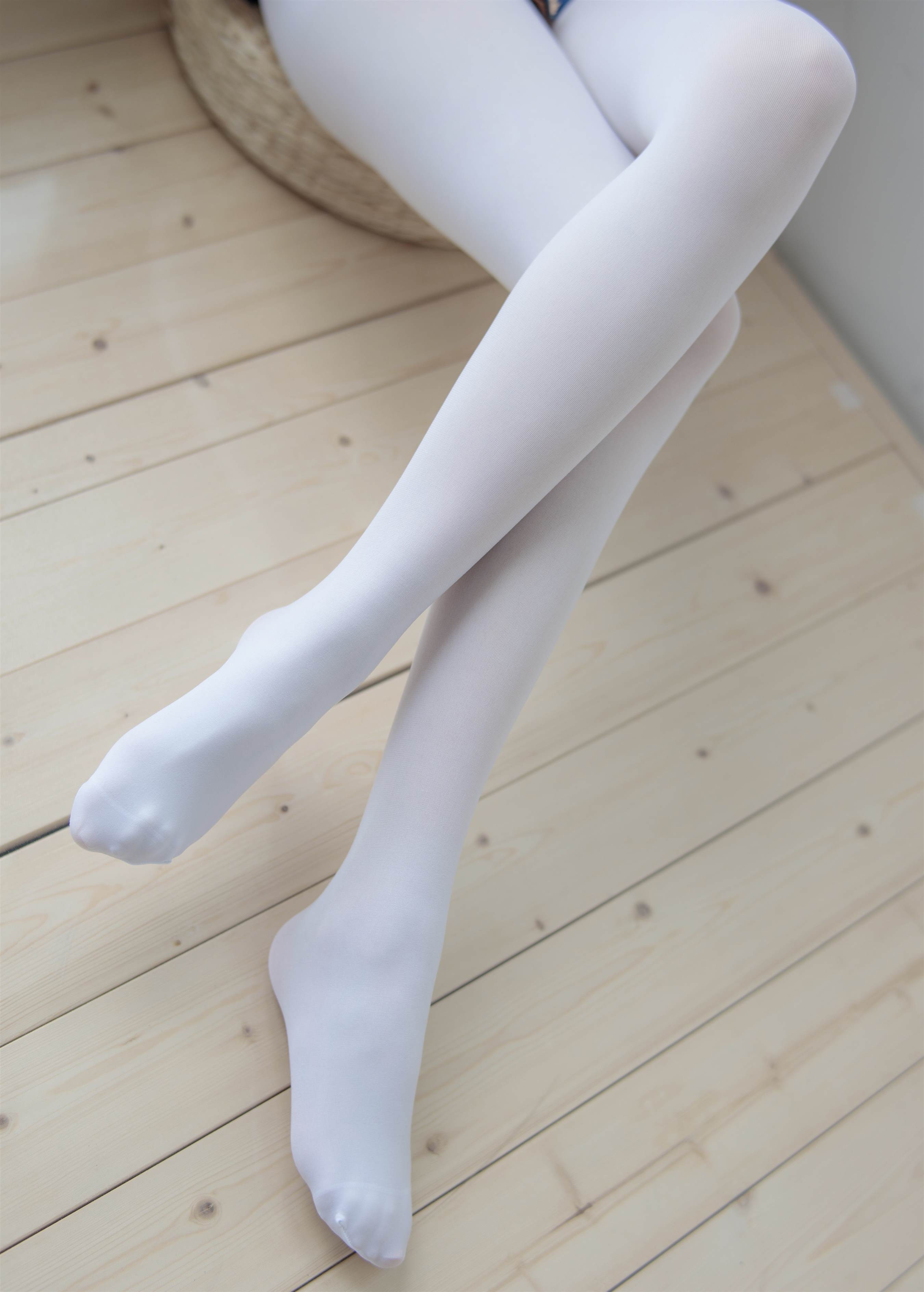 《白丝脚丫玩包子+视频1个》作品图