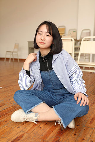 舞蹈室里的棉袜脚