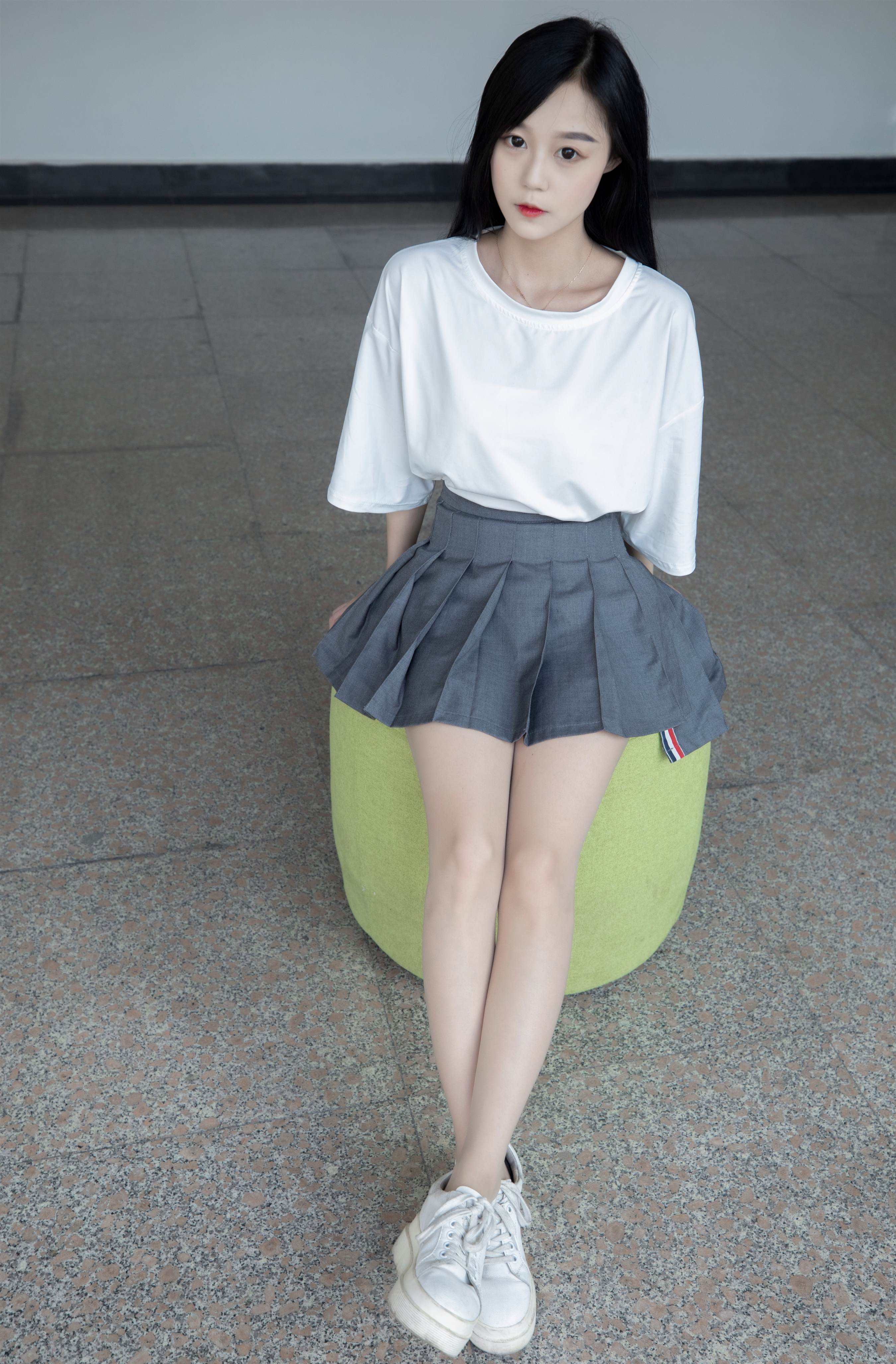 《百褶裙の丝袜脚丫》作品图