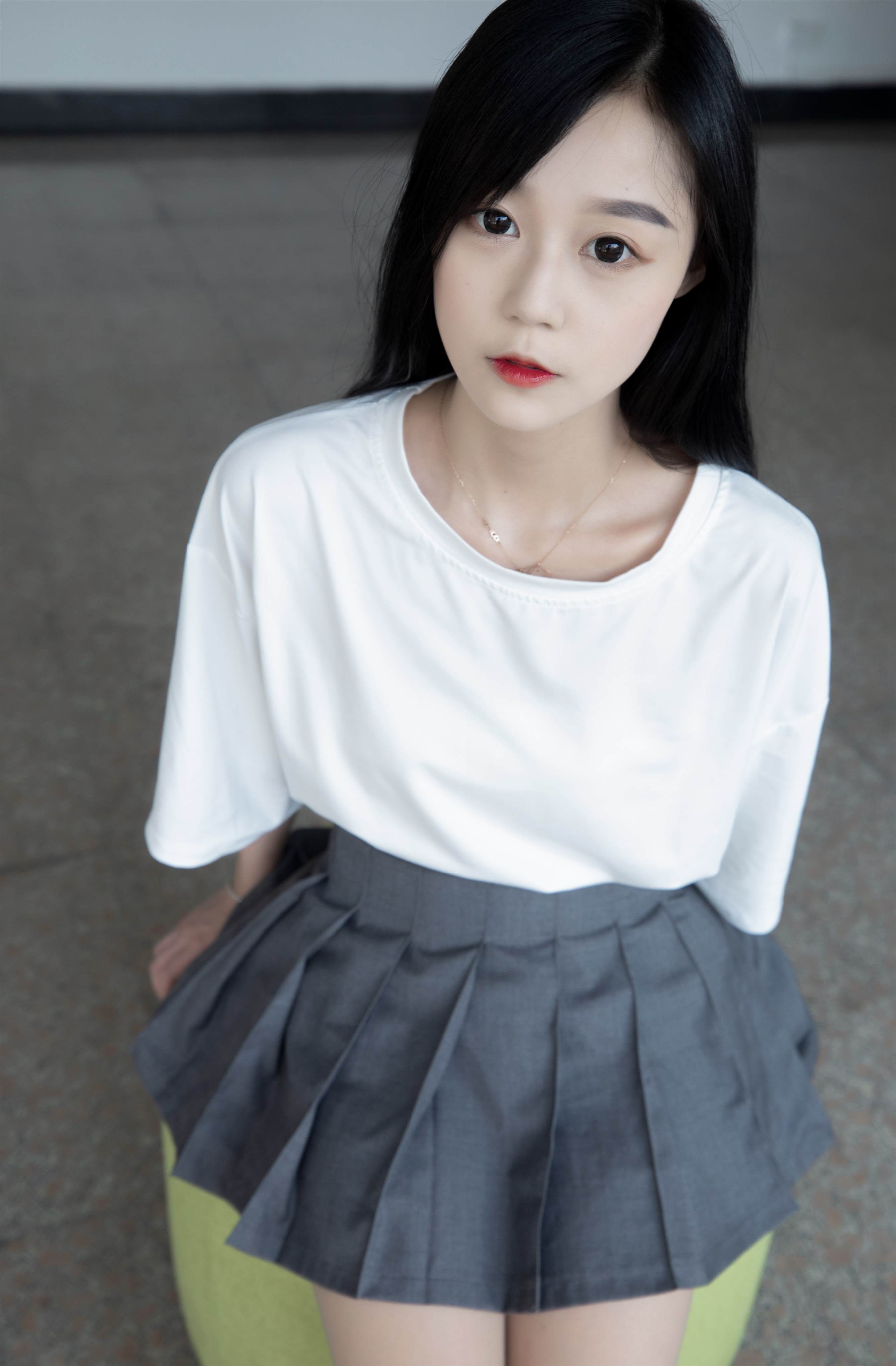 《百褶裙の丝袜脚丫》作品图