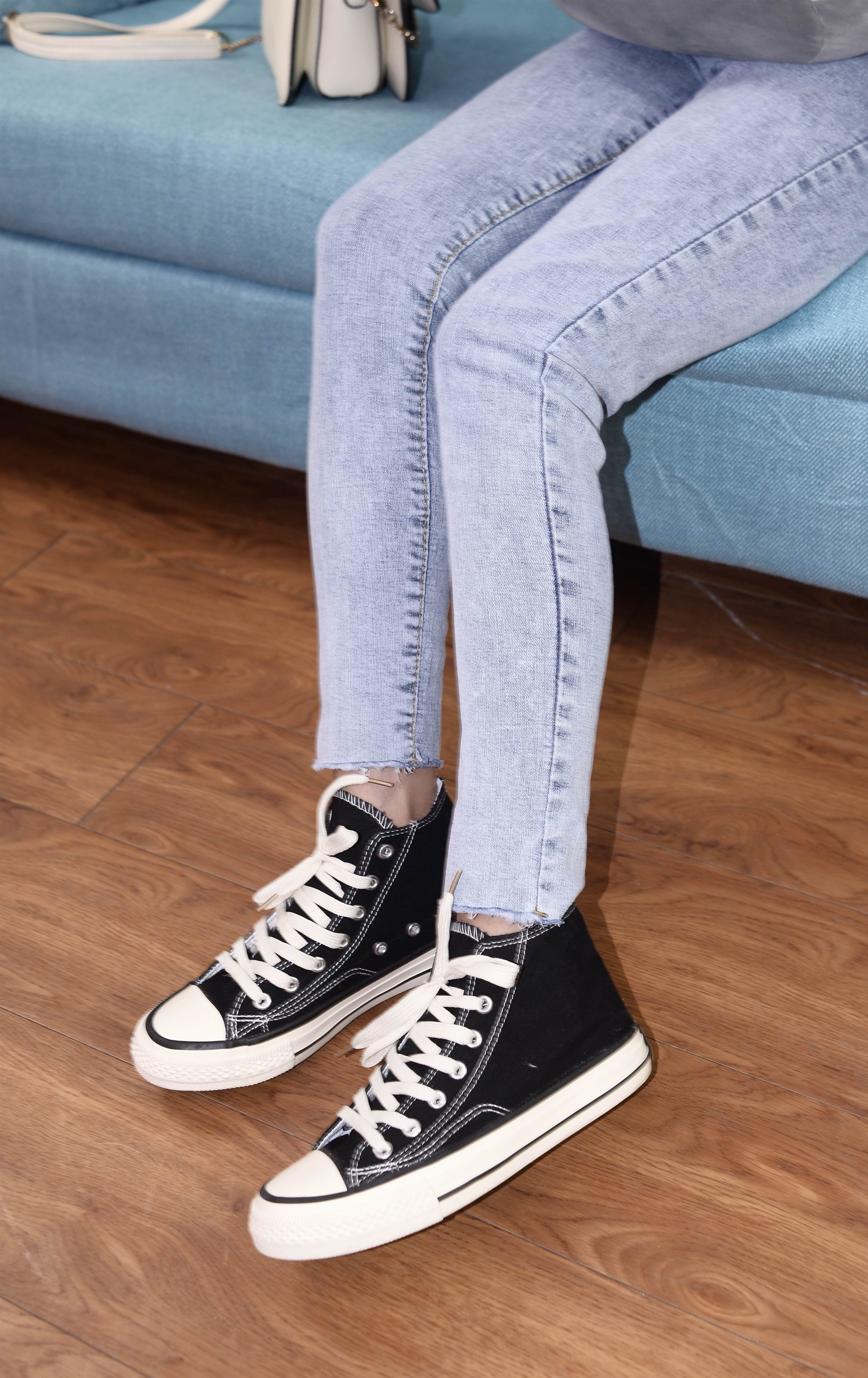 《牛仔裤の帆布鞋船袜脚》作品图