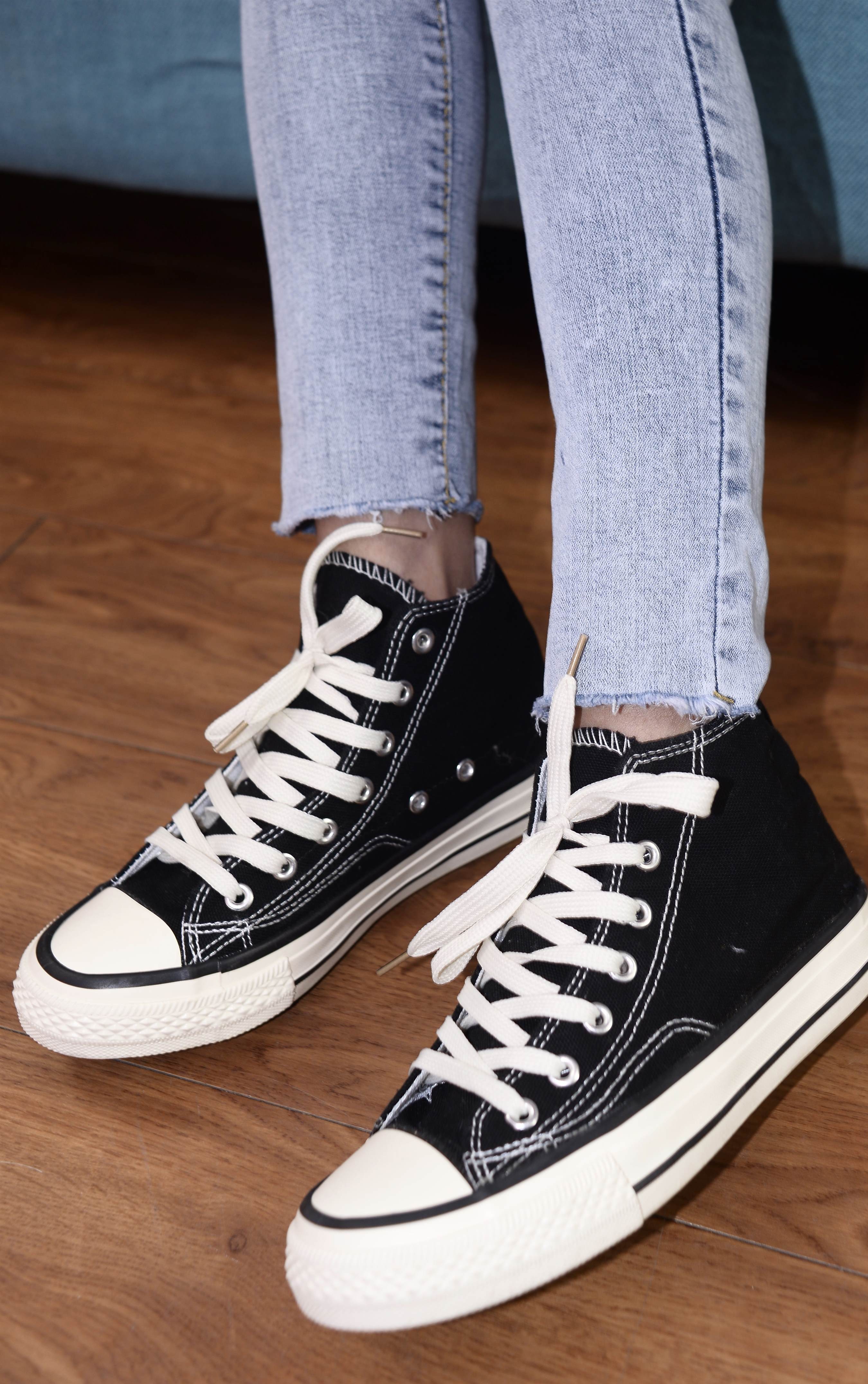 《牛仔裤の帆布鞋船袜脚》作品图